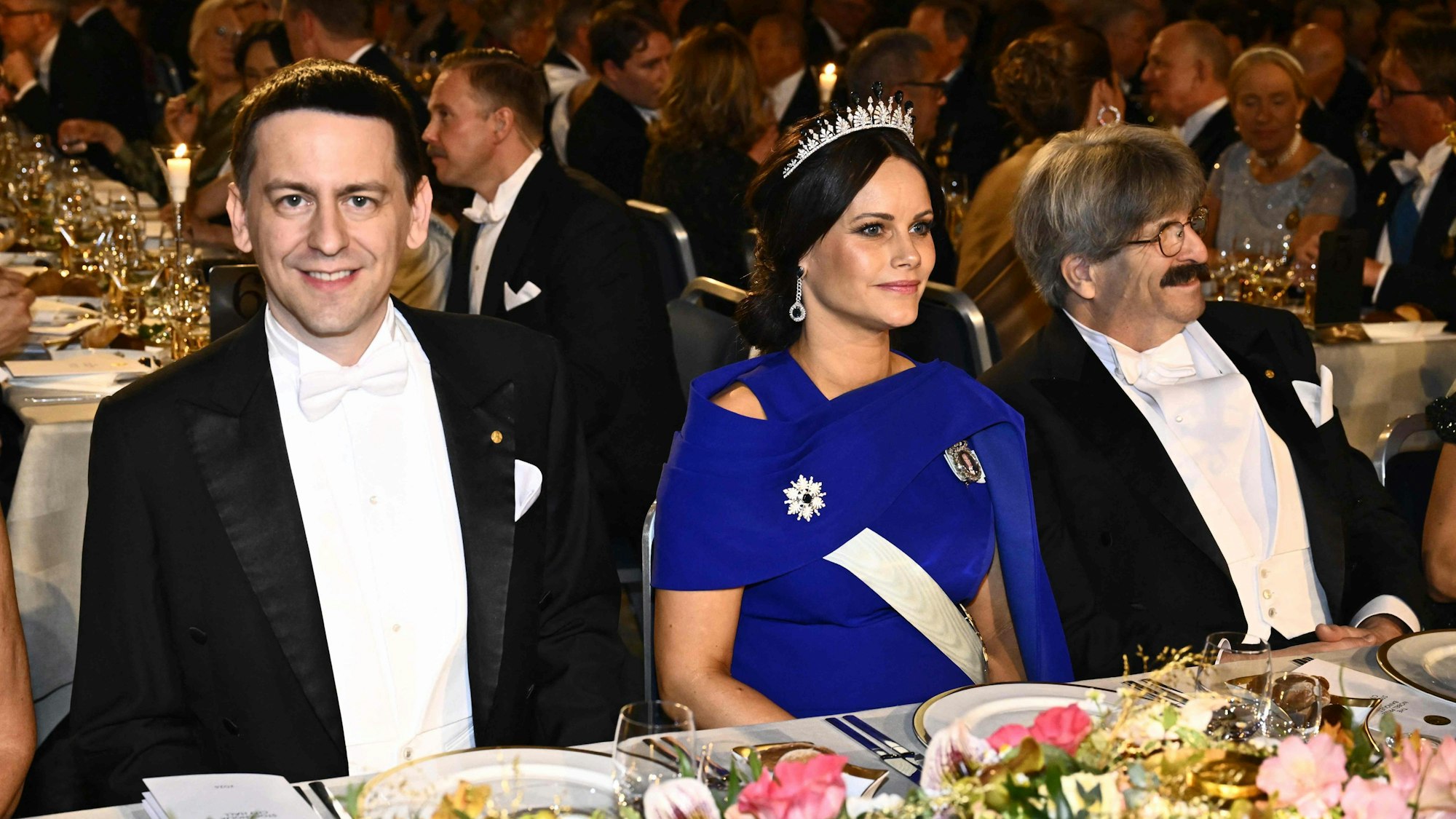 (l-r) Der Nobelpreisträger für Chemie 2024, John Jumper, Prinzessin Sofia von Schweden und der Nobelpreisträger für Physiologie oder Medizin 2024, Gary Ruvkun beim Bankett.