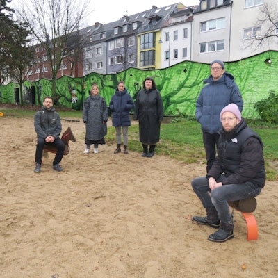 Drei Federtiere, viel Sand, sonst gähnende Leere: Mit dem Zustand des Spielplatzes im Leo-Amann-Park sind Eltern und Büze-Mitarbeiter äußerst unzufrieden.
