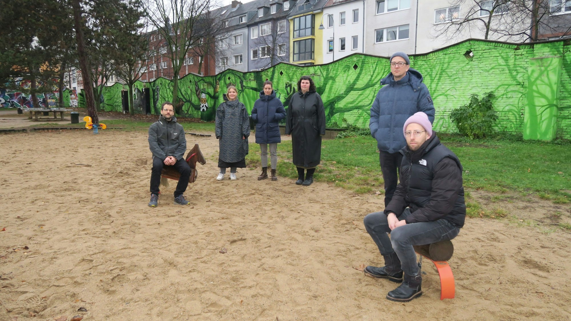 Drei Federtiere, viel Sand, sonst gähnende Leere: Mit dem Zustand des Spielplatzes im Leo-Amann-Park sind Eltern und Büze-Mitarbeiter äußerst unzufrieden.
