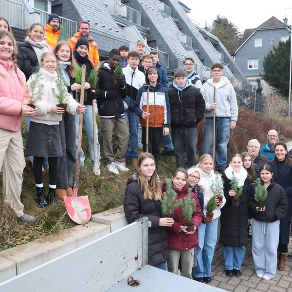 Gemeinsam brachten Schülerinnen und Schüler vom Hollenberg-Gymnasium in Waldbröl etliche Bäume an der Vennstraße in die Erde.