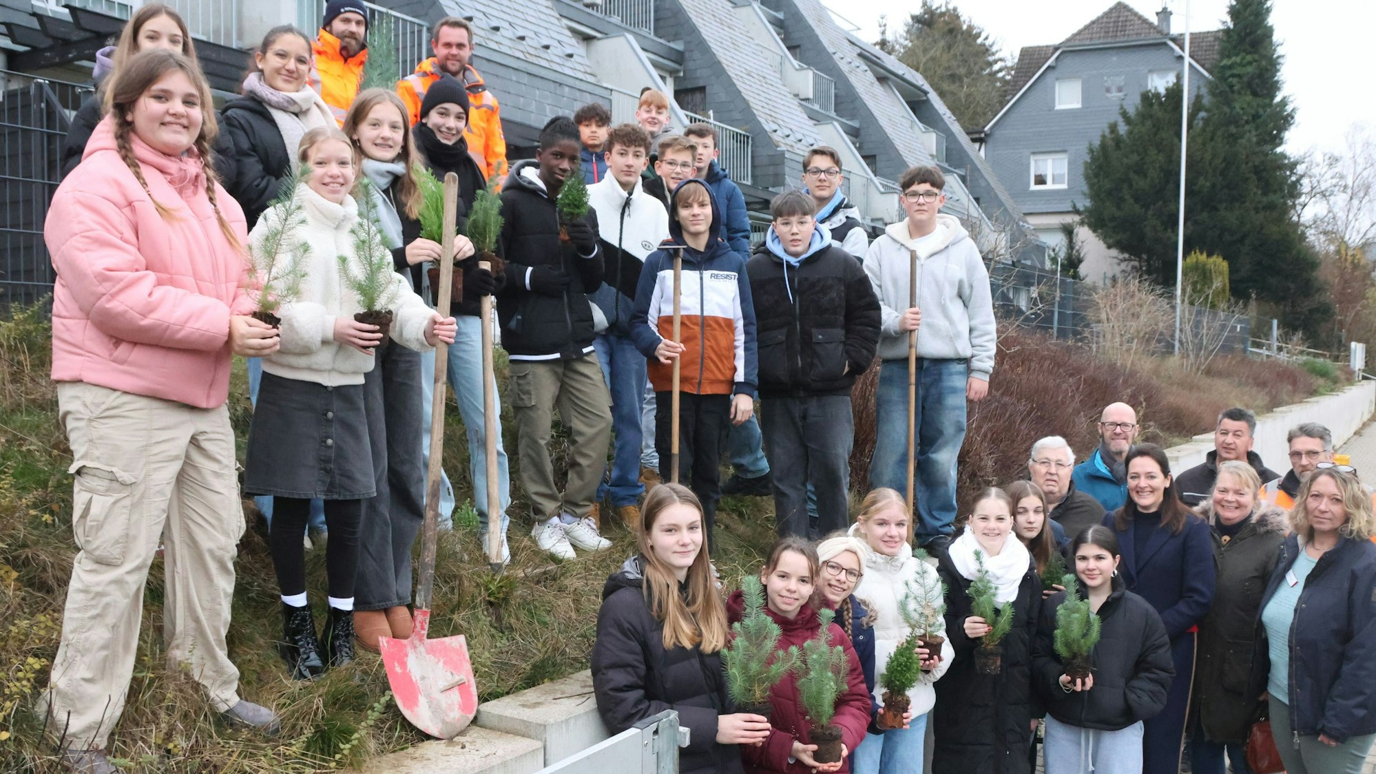 Gemeinsam brachten Schülerinnen und Schüler vom Hollenberg-Gymnasium in Waldbröl etliche Bäume an der Vennstraße in die Erde.