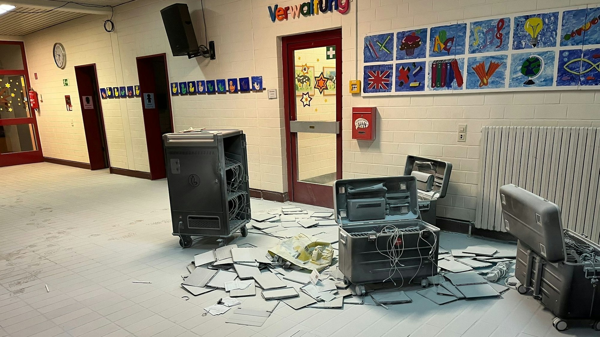 Zu sehen sind Koffer und Tablet-Hüllen, die auf dem Boden liegen.