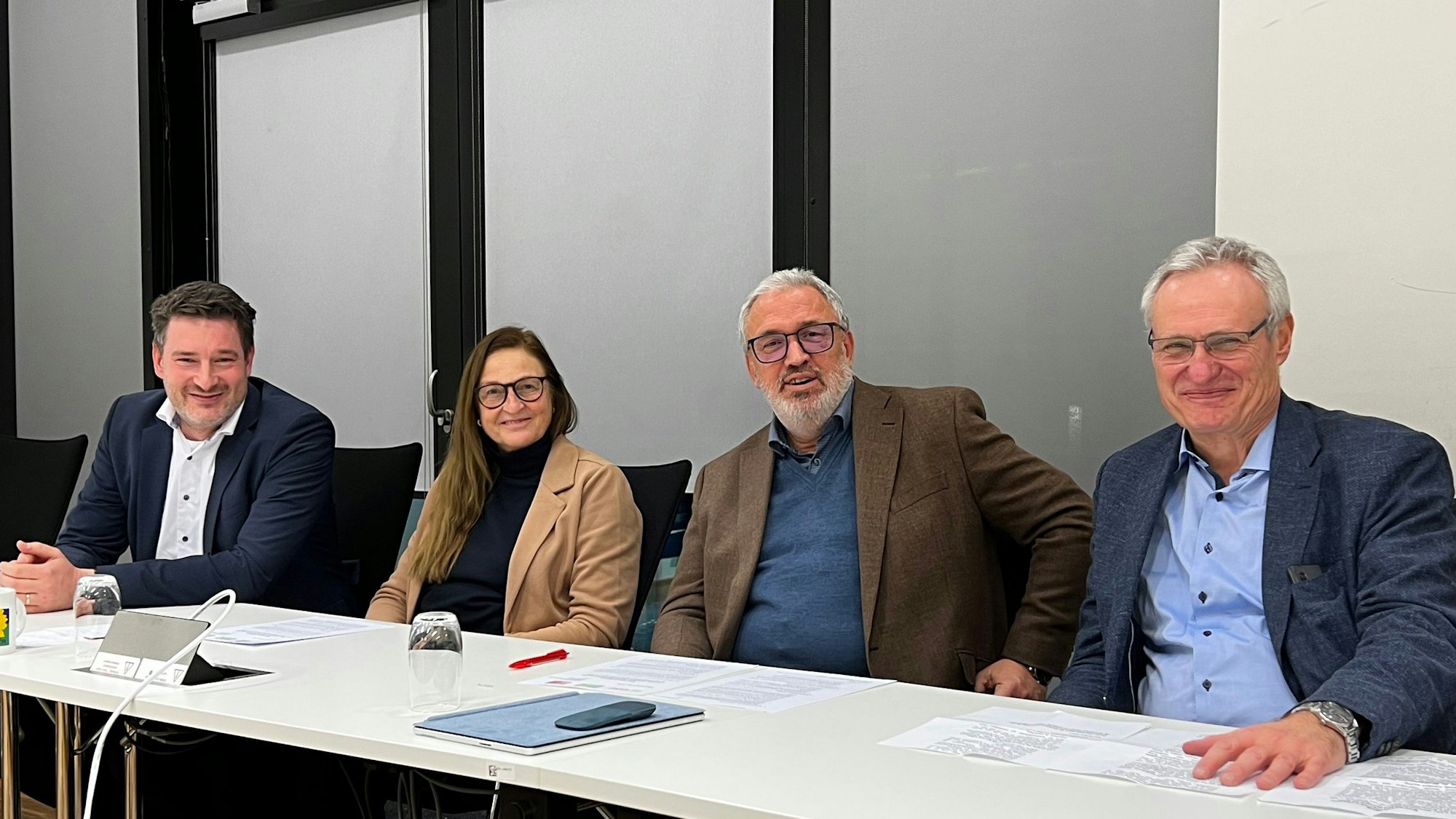 Die Fraktionsvorsitzenden Uwe Pakendorf (CDU), Ursula Ehren (Grüne) und Gerhard Zorn (SPD) sowie dessen Vertreter Robert Winkels (v.l.).