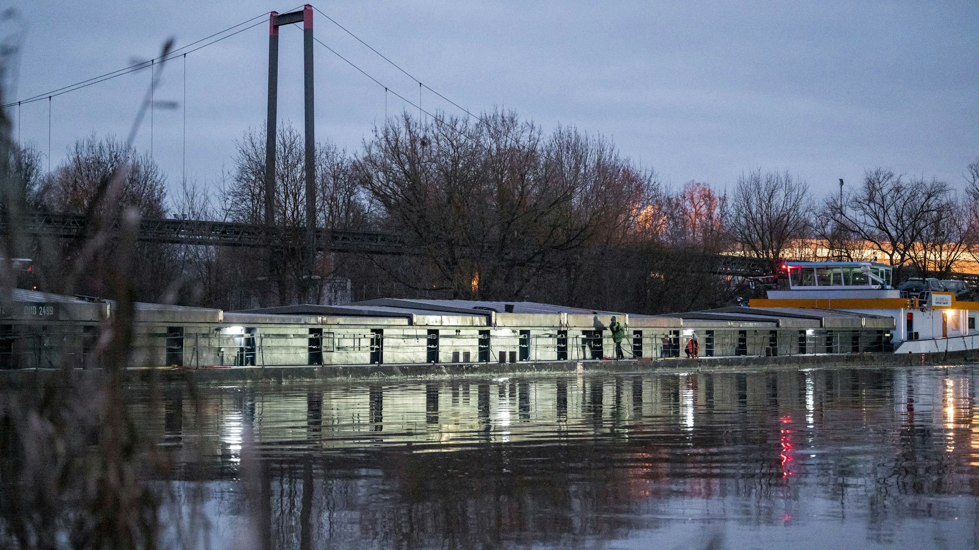 Ein Güterschiff im Main liegt quer. Zwei festgefahrene Frachter blockieren den Main in Unterfranken.
