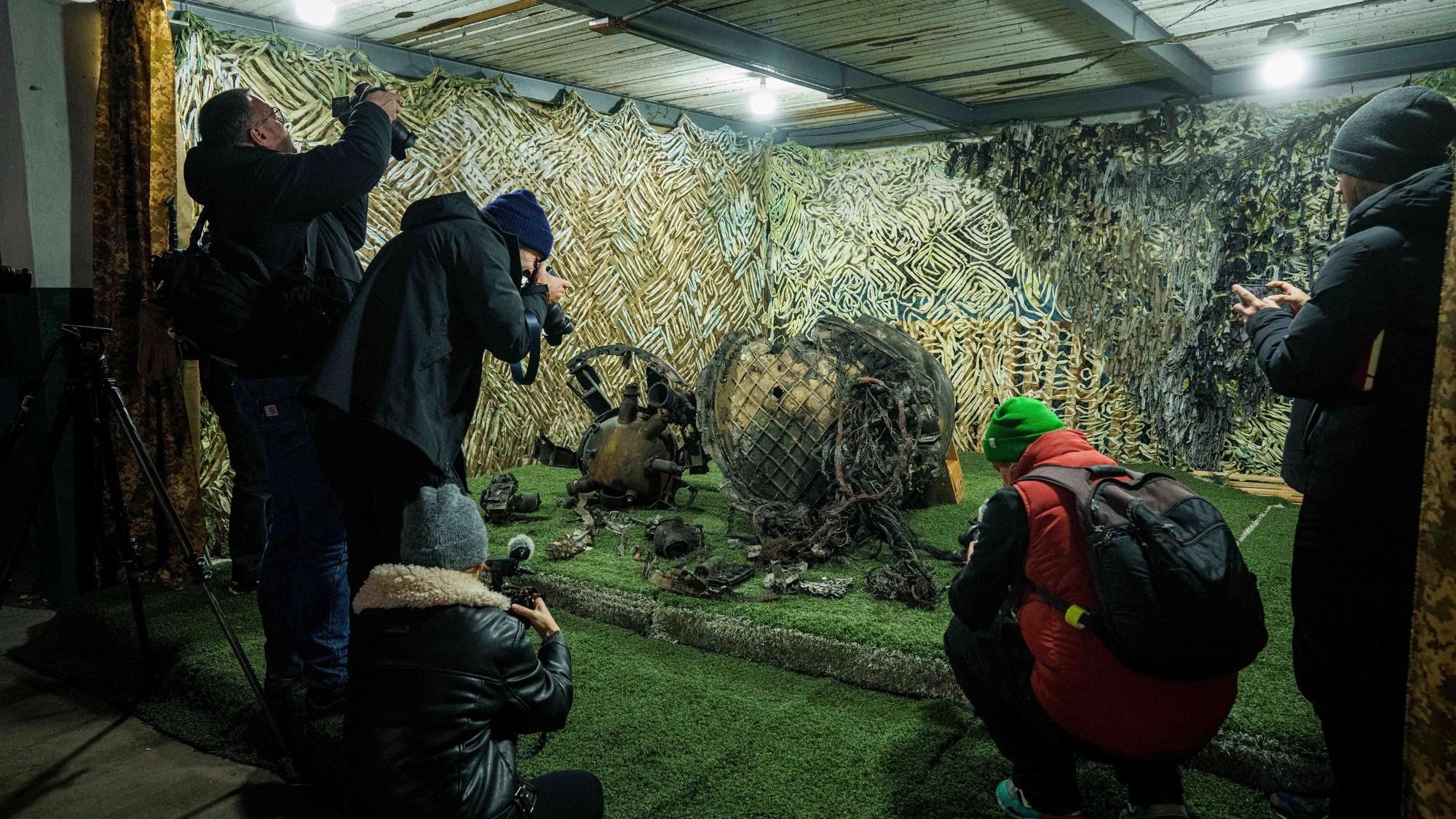 Journalisten dokumentieren Fragmente von einer Rakete. Ukrainische Behörden sagen, dass die Fragmente von der „Oreschnik“-Rakete sind. (Archivbild)