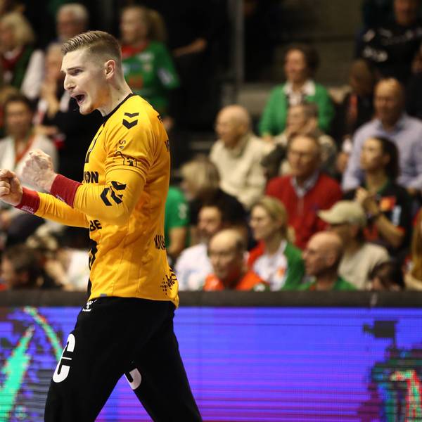 VfL-Torhüter Dominik Kuzmanovic ballt die Fäuste nach einem gehaltenen Ball.