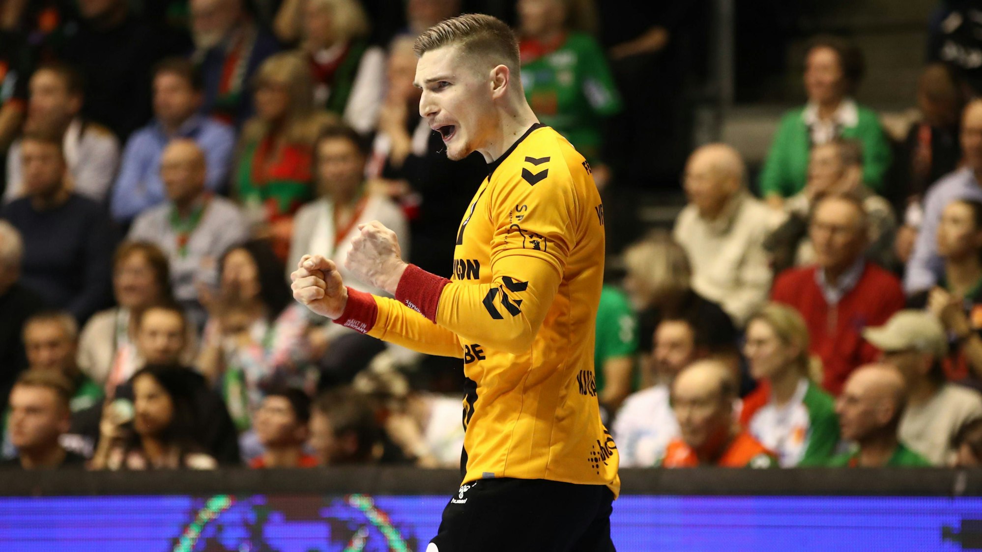 VfL-Torhüter Dominik Kuzmanovic ballt die Fäuste nach einem gehaltenen Ball.