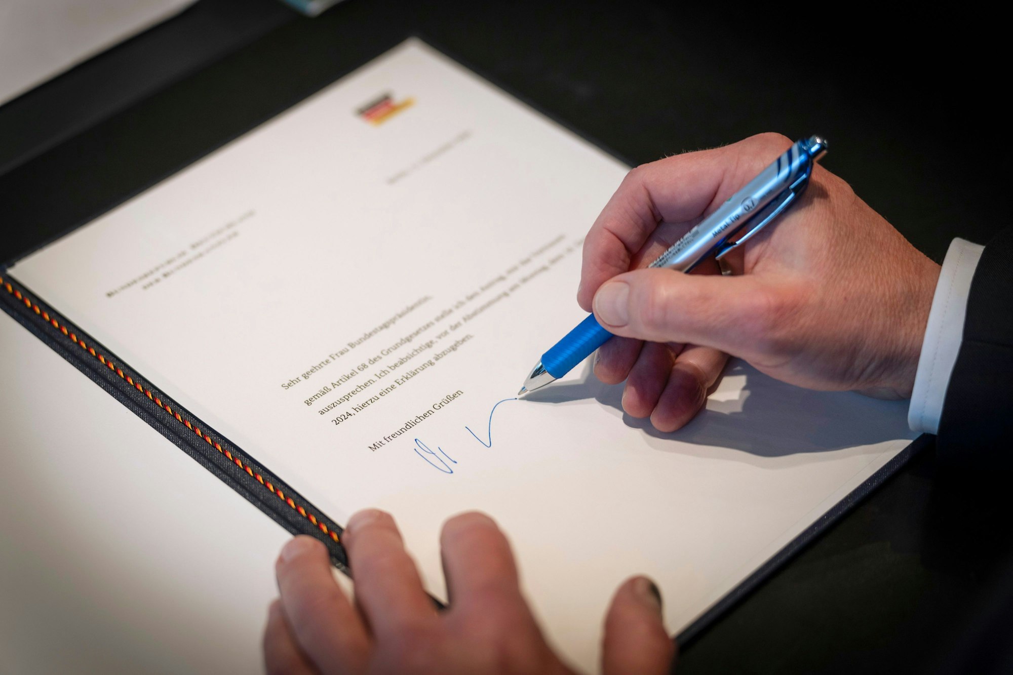 Olaf Scholz (SPD) bei der Unterzeichnung des Antrags