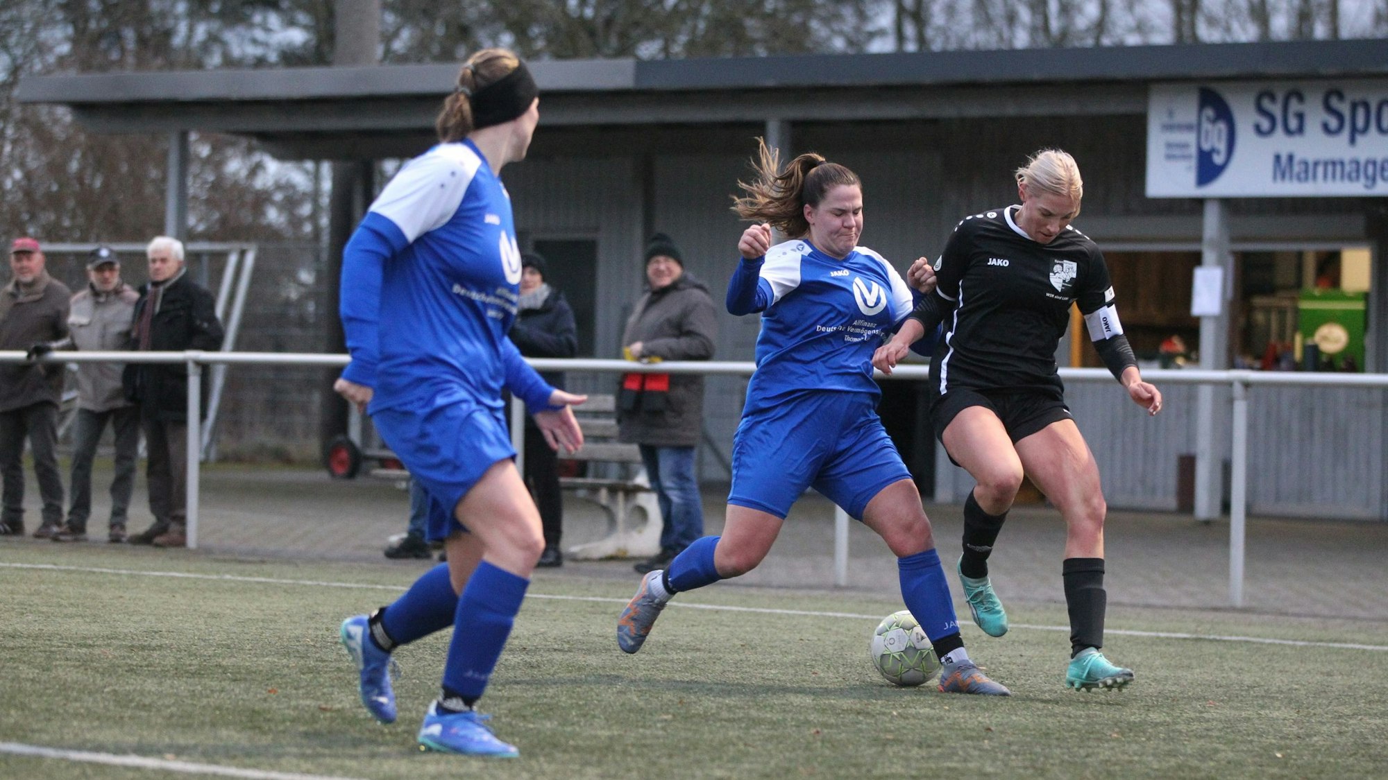 Zweikampf zweier Fußballerinnen.