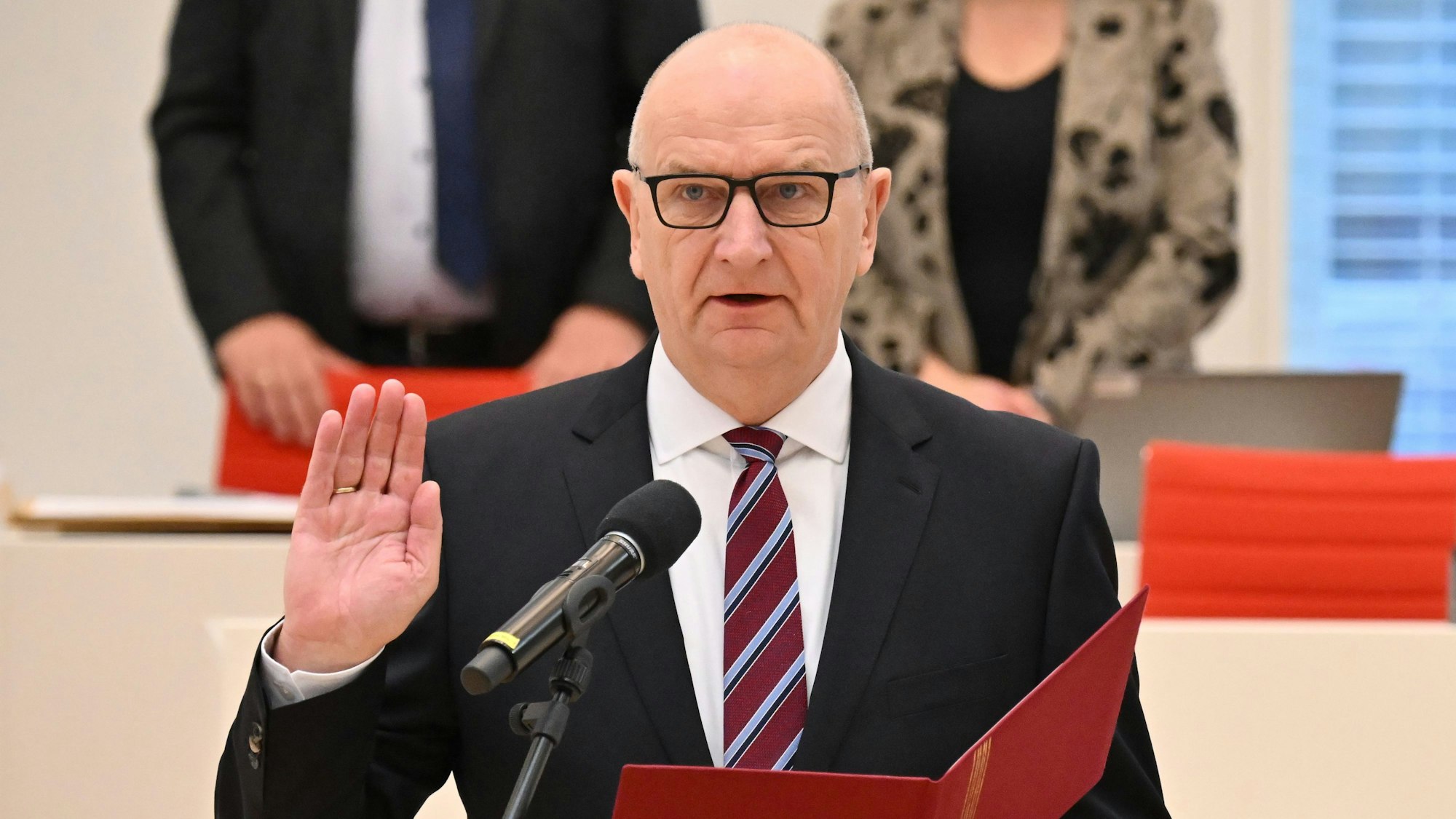 11.12.2024, Brandenburg, Potsdam: Dietmar Woidke (M), Ministerpräsident von Brandenburg, bei seiner vereidigung zum Ministerpräsidenten. Woidke bekam im zweiten Wahlgang die absolute Mehrheit der Stimmen. Foto: Sebastian Christoph Gollnow/dpa +++ dpa-Bildfunk +++