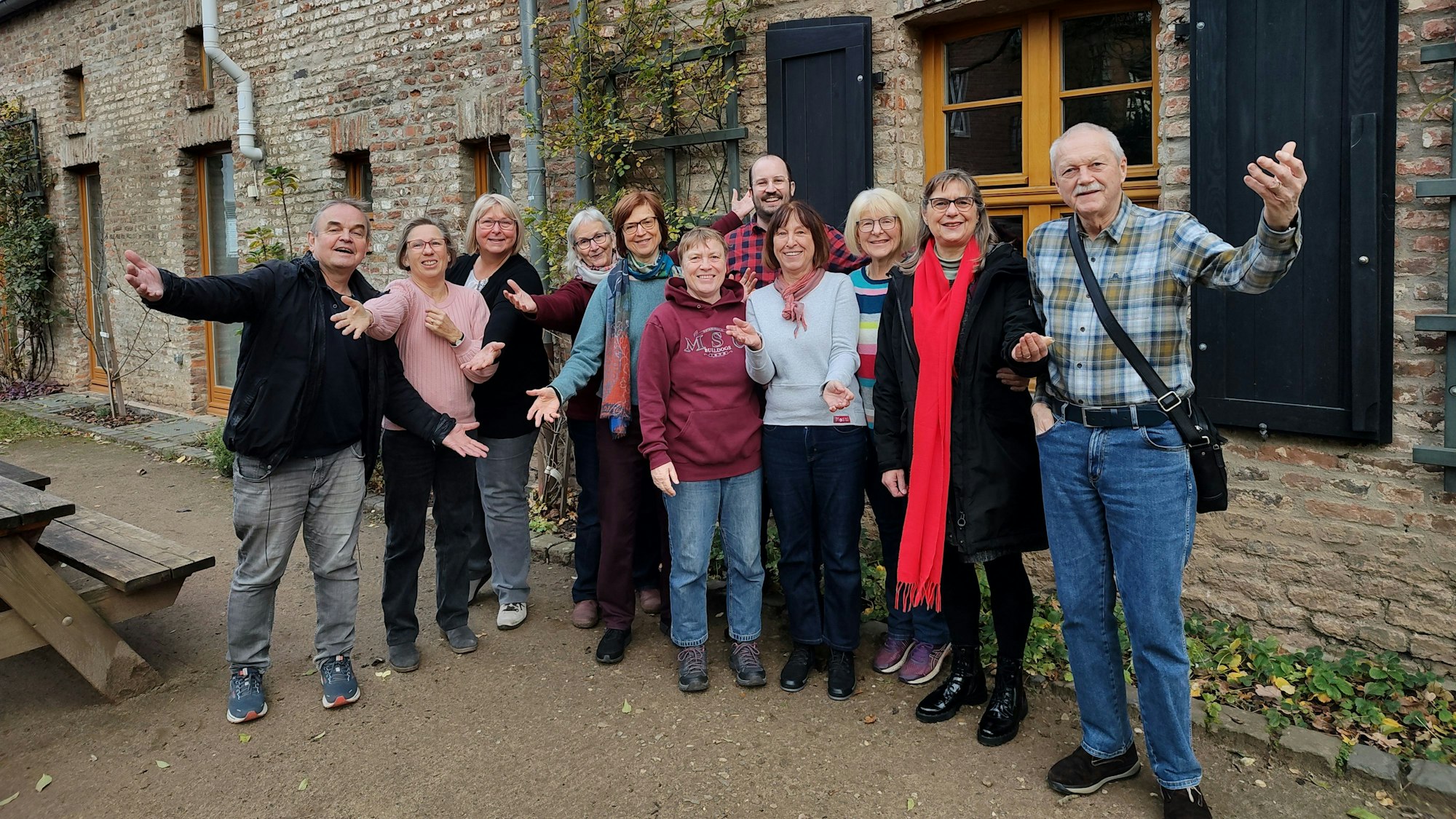 Eine Gruppe von Mitwirkenden des Seniorennetzwerks, mit dem scheidenden Koordinator Julius Lang (5.v.r., hinten).