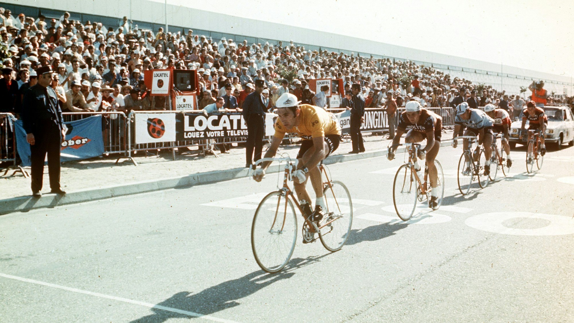 Der belgische Radrennfahrer Eddy Merckx (l) führt das Feld im gelben Trikot an.