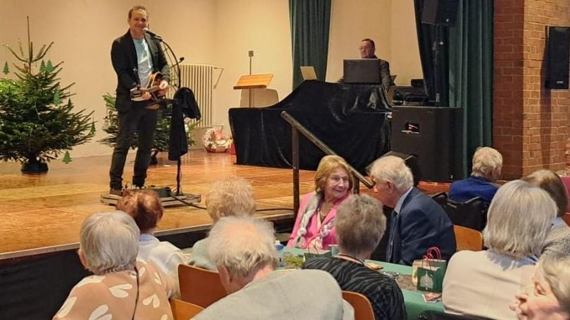 Max Biermann spielt bei der Senioren-Adventsfeier der Ortsgemeinschaft Bachem.