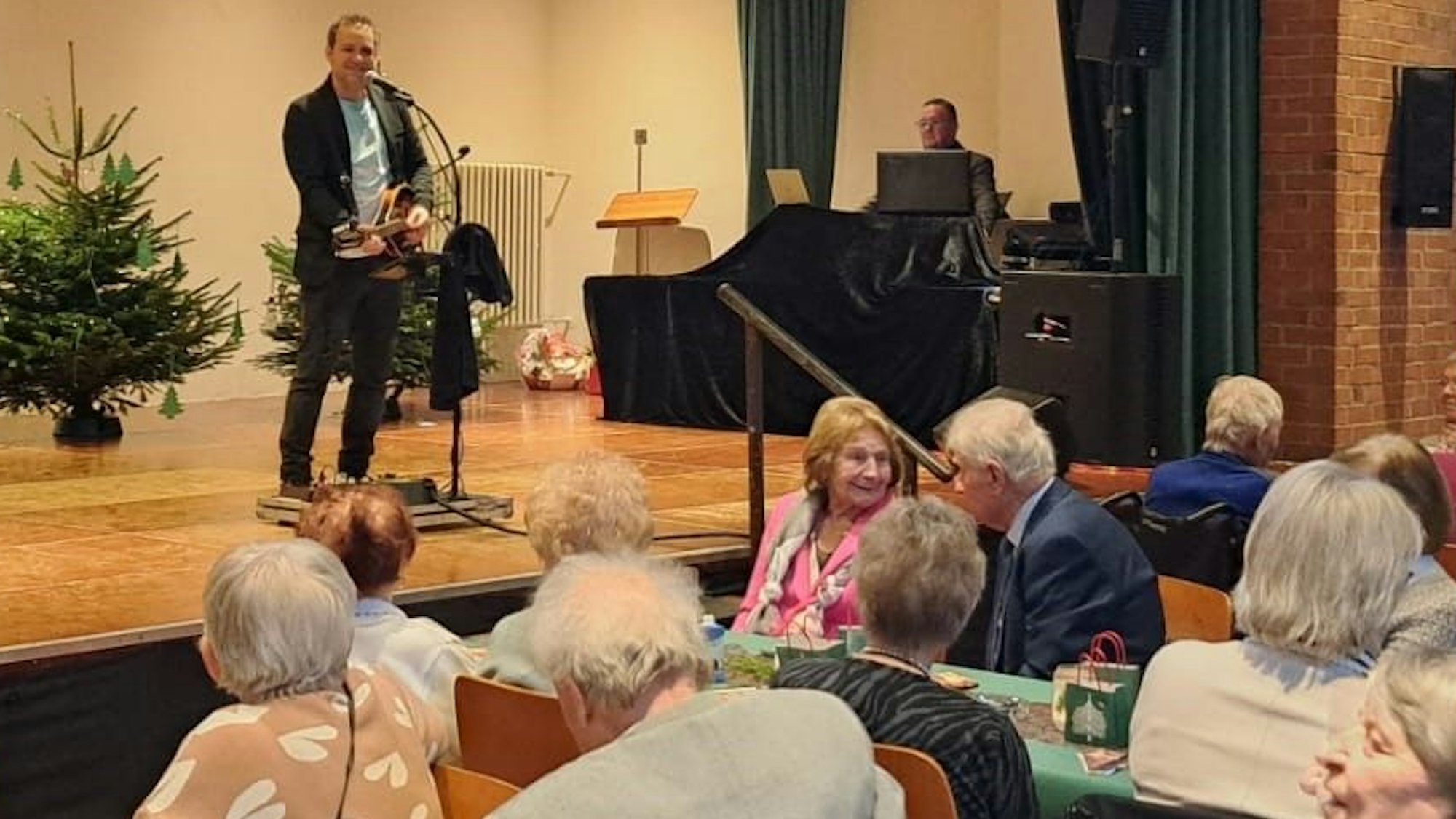 Max Biermann spielt bei der Senioren-Adventsfeier der Ortsgemeinschaft Bachem.