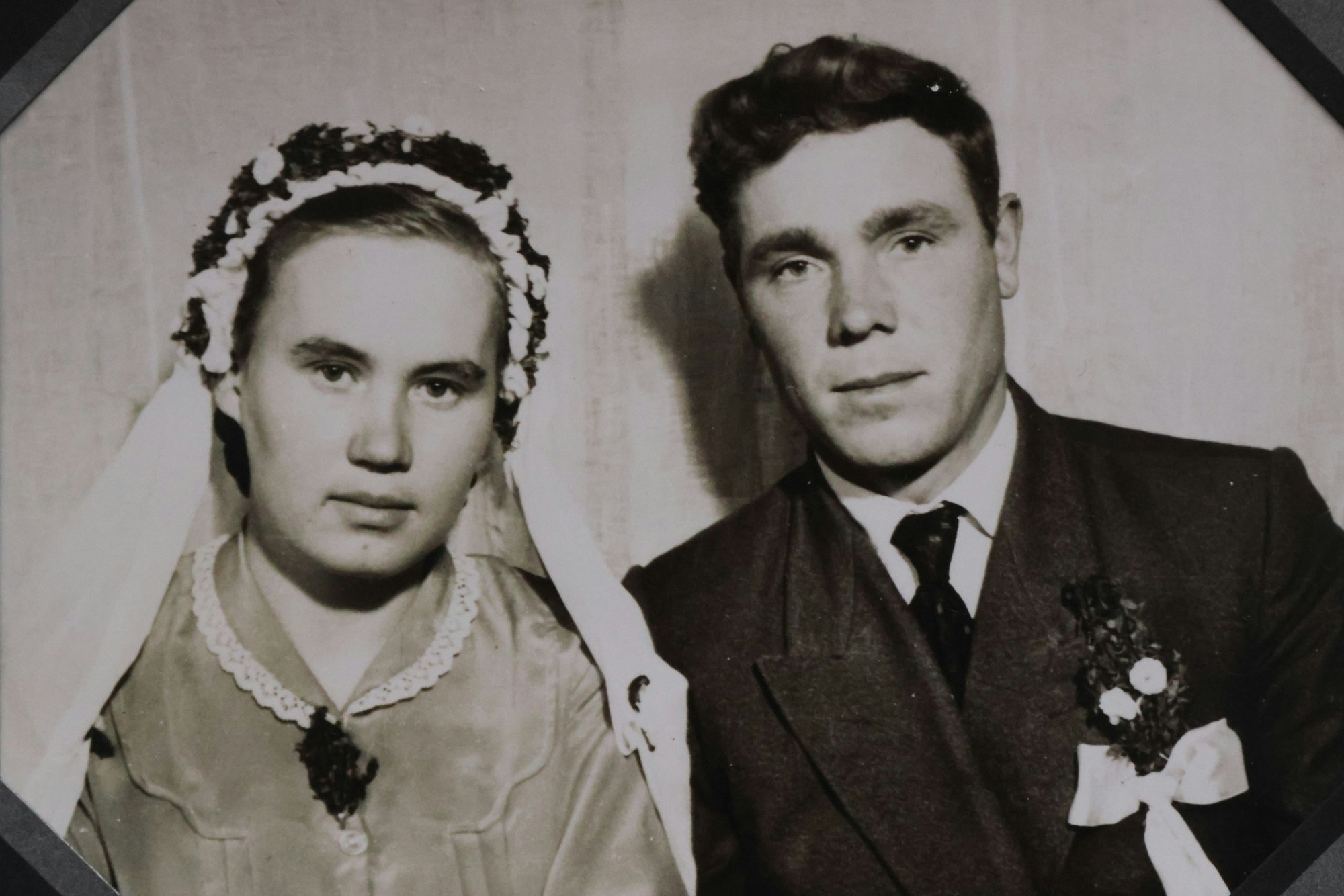 Schwarz-Weiß-Bild zeigt einen Mann und eine Frau, die Frau trägt einen Schleier auf dem Kopf, der Mann einen Anzug.