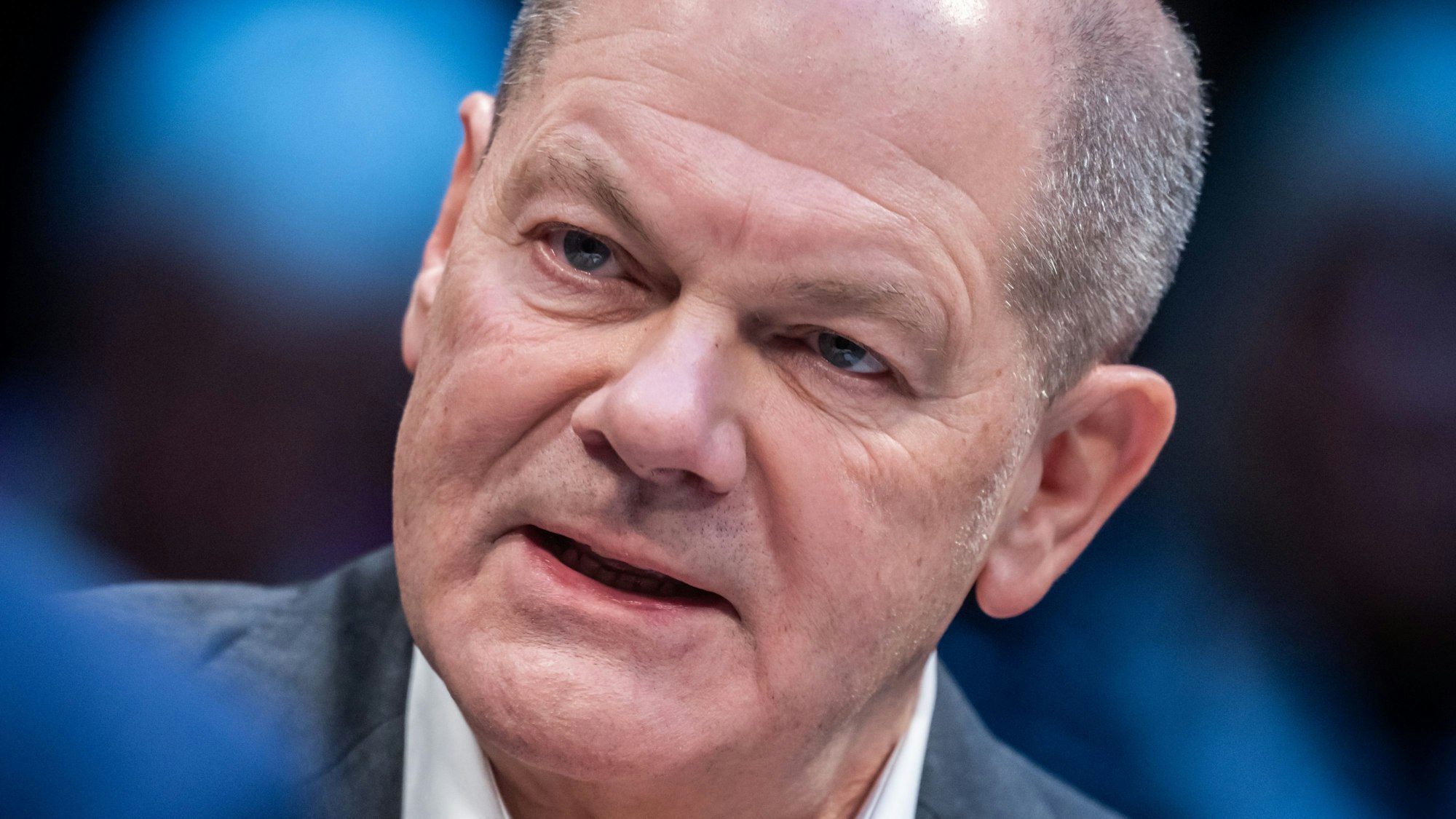 Bundeskanzler Olaf Scholz (SPD) nimmt an der Live-Radioshow „Studio 9“ des Deutschlandfunks teil.