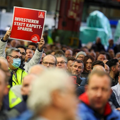 Köln: Mitarbeiter der Ford Werke in Köln demonstrieren in der Werkshalle vor der Betriebsversammlung.