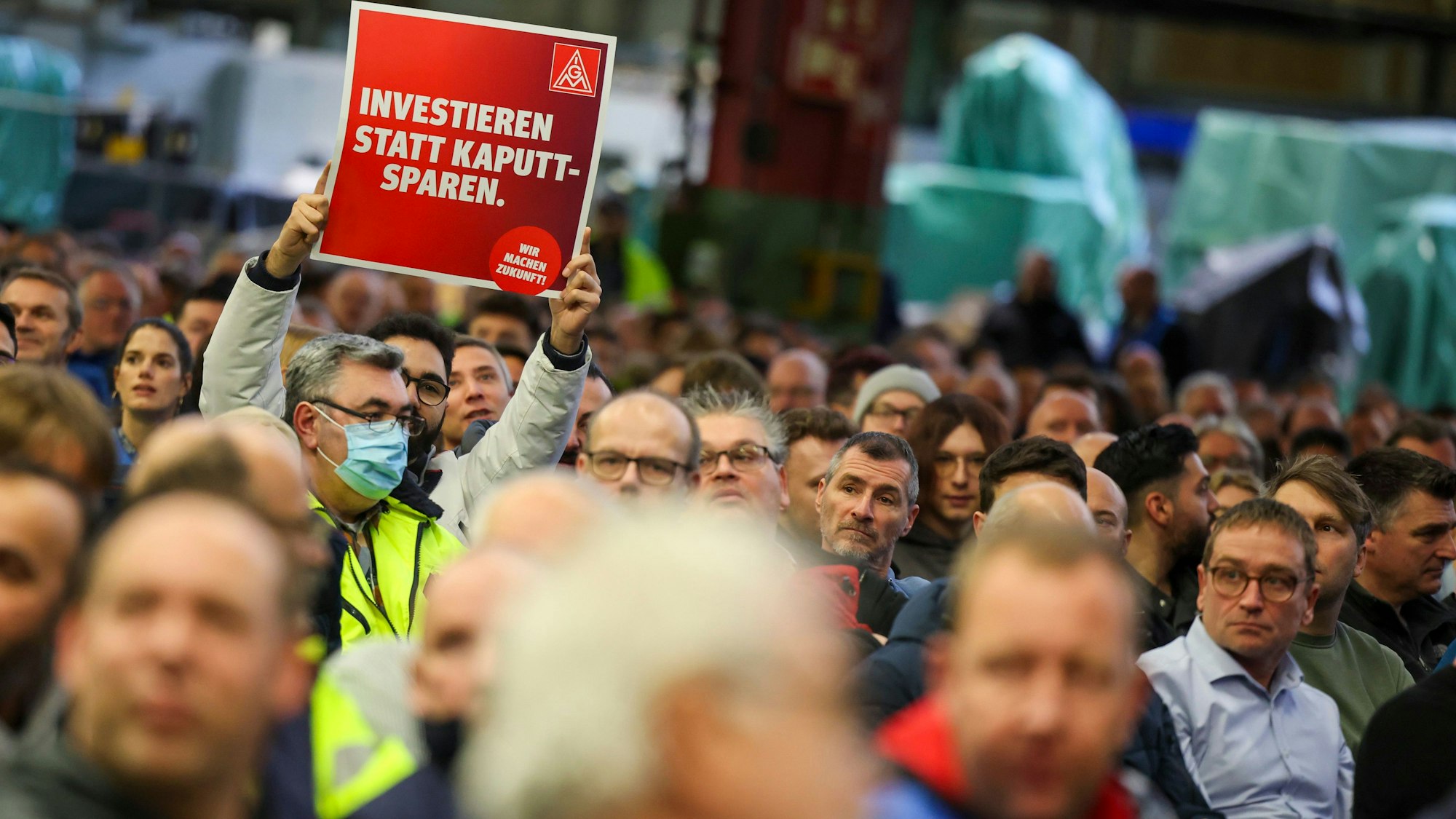 Köln: Mitarbeiter der Ford Werke in Köln demonstrieren in der Werkshalle vor der Betriebsversammlung.