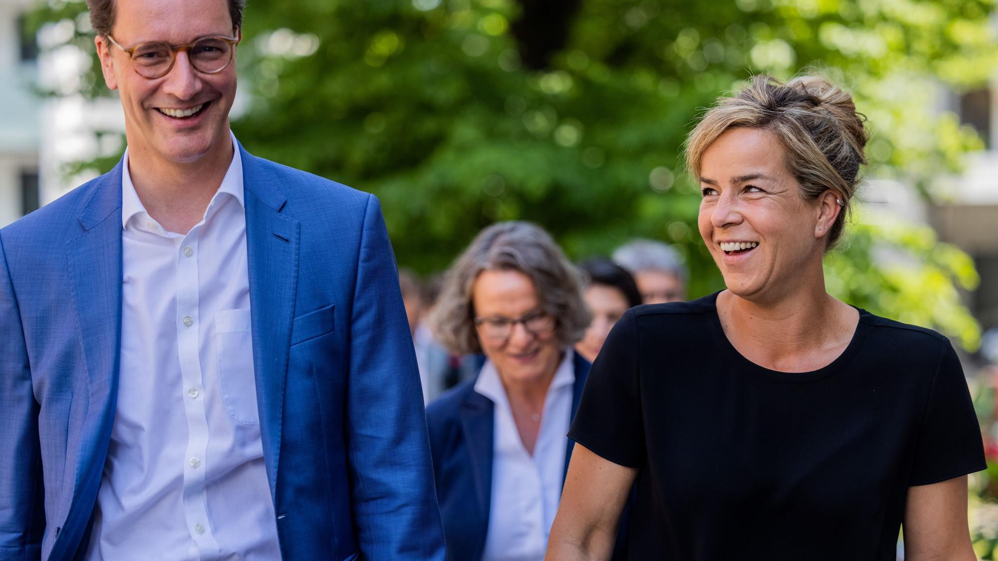 Hendrik Wüst (l, CDU), Ministerpräsident von Nordrhein-Westfalen, und Mona Neubaur im Jahr 2022