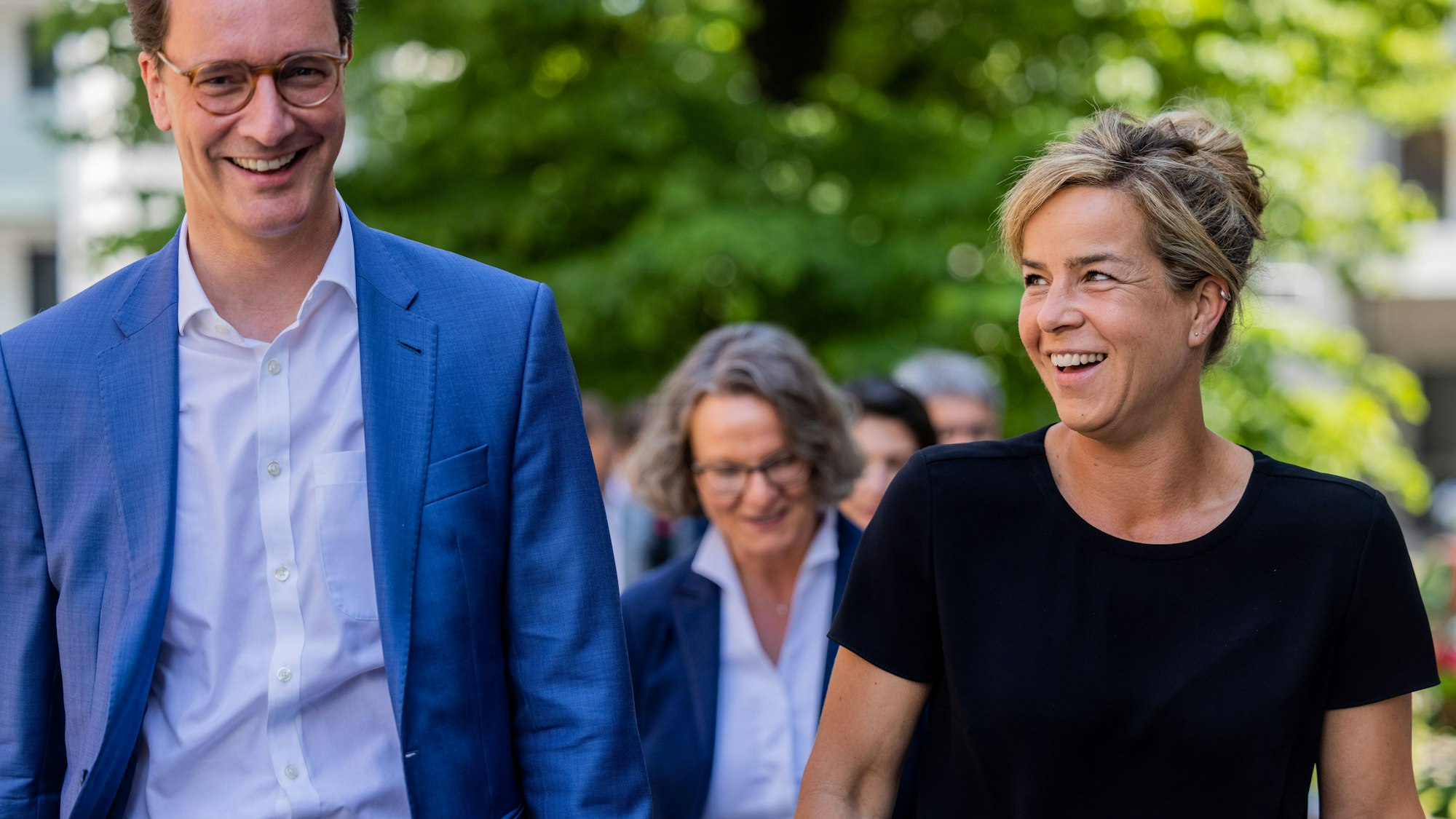 Hendrik Wüst (l, CDU), Ministerpräsident von Nordrhein-Westfalen, und Mona Neubaur im Jahr 2022