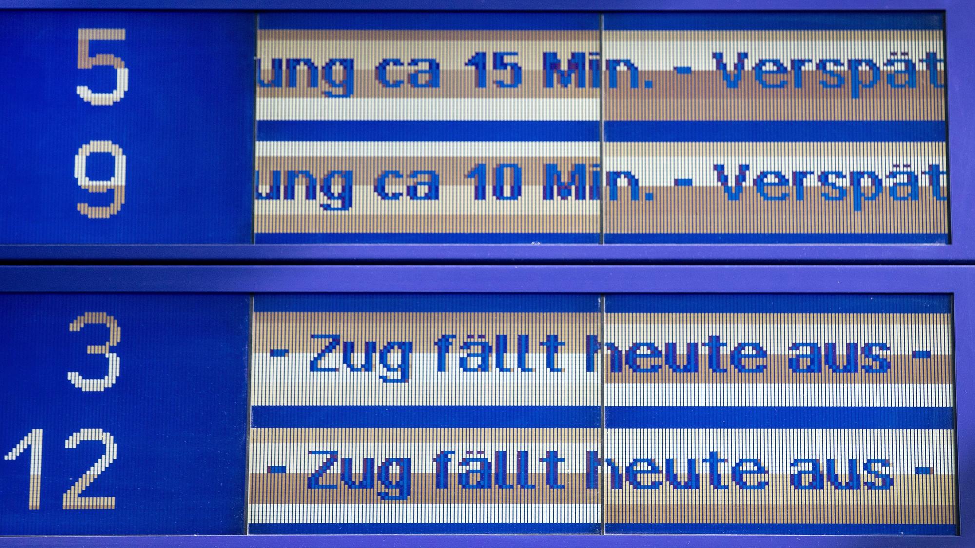 Eine Anzeigentafel am Duisburger Hauptbahnhof zeigt Zugverspätungen und Zugausfälle an. Mit einem ausgedünnten Fahrplan wollen die Aufgabenträger mehr Verlässlichkeit im Schienennahverkehr in NRW erreichen.