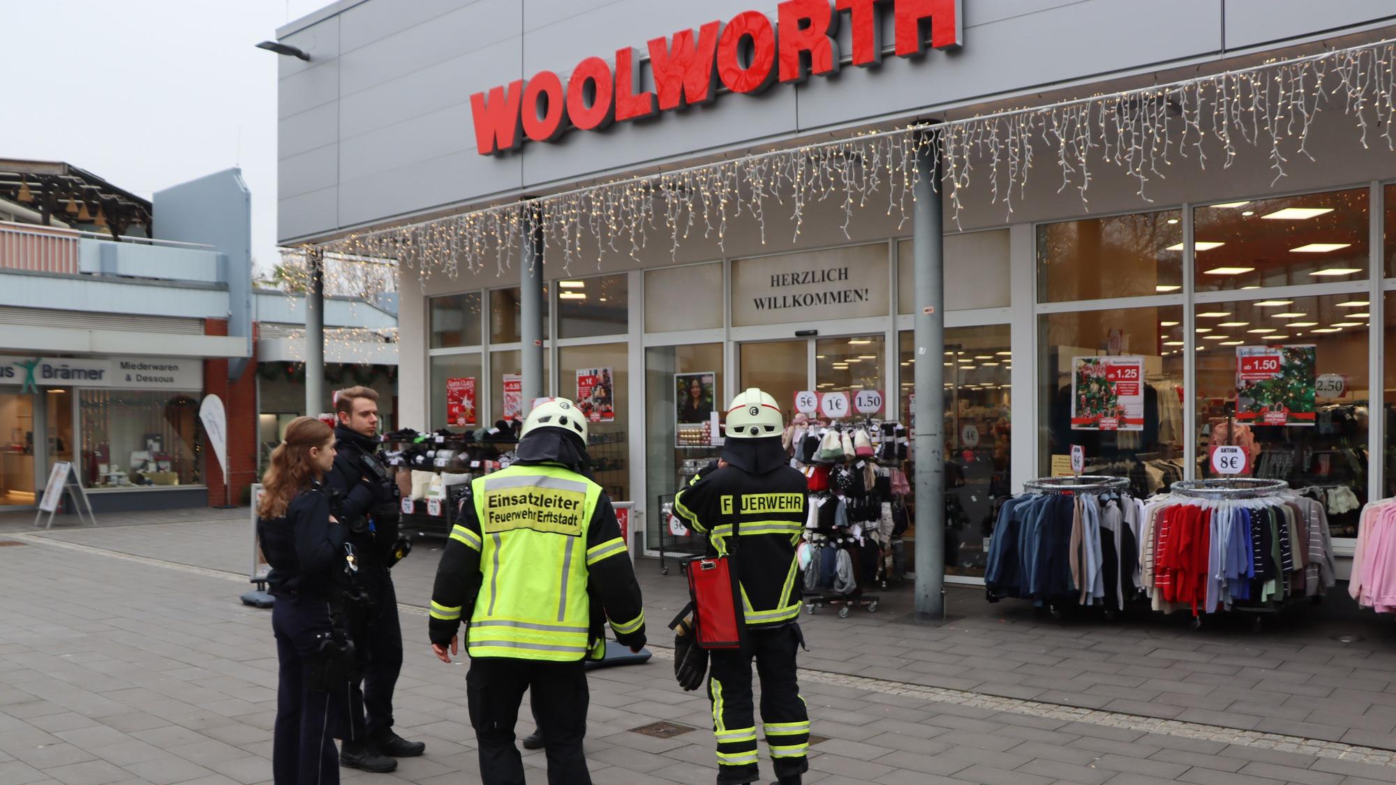 Das Bild zeigt Einsatzkräfte der Feuerwehr Erftstadt am Woolworth in Erftstadt.