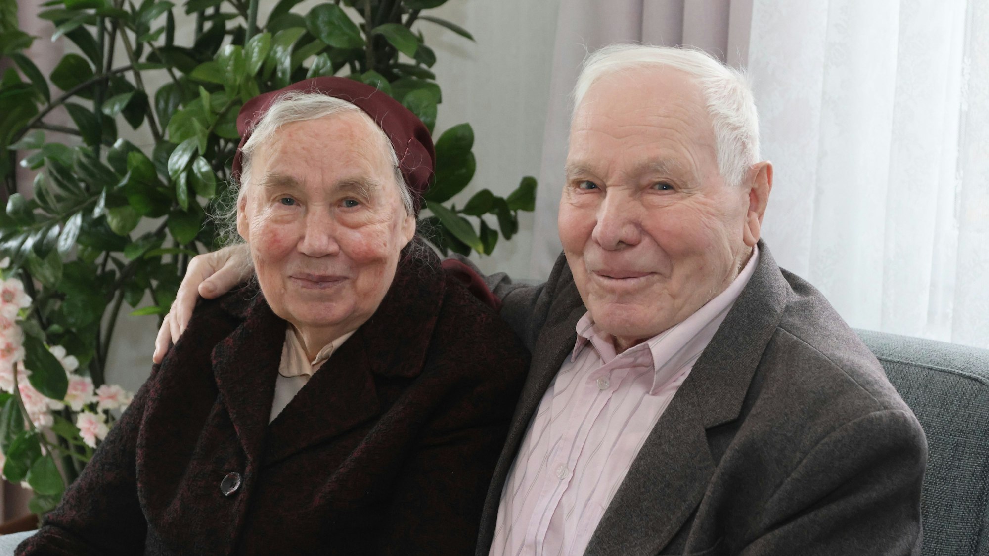 Bild der beiden Ehe-Jubilare, wie sie nebeneinander sitzen und in die Kamera lächeln.
