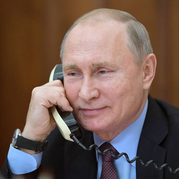 Der russische Präsident Wladimir Putin am Telefon. Trumps Zollpolitik sorgt für Freude in Russland. (Archivbild)