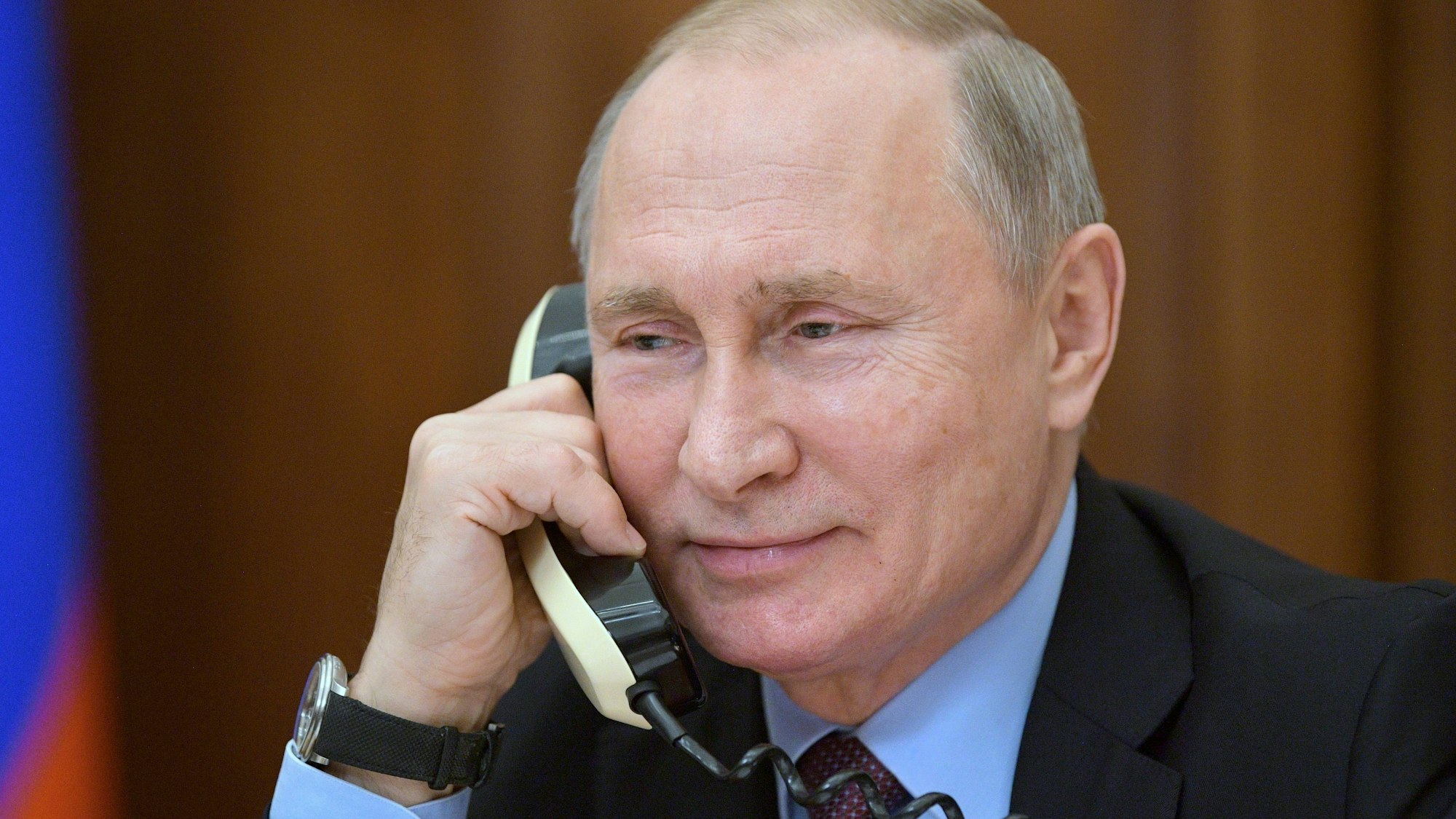 Der russische Präsident Wladimir Putin am Telefon. Trumps Zollpolitik sorgt für Freude in Russland. (Archivbild)