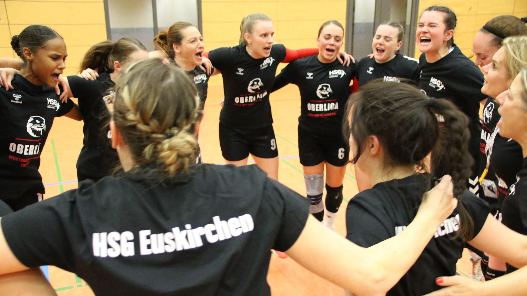 Die Spielerinnen der HSG Euskirchen bilden einen Kreis und jubeln über den Aufstieg.