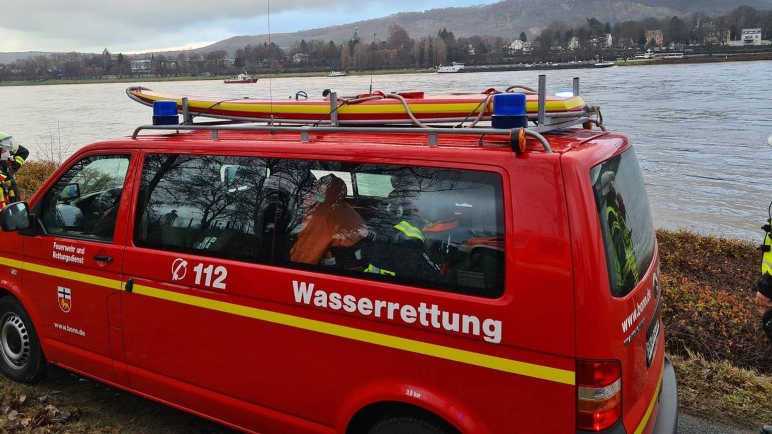 Ein Einsatzfahrzeug der Wasserrettung steht am Rhein.