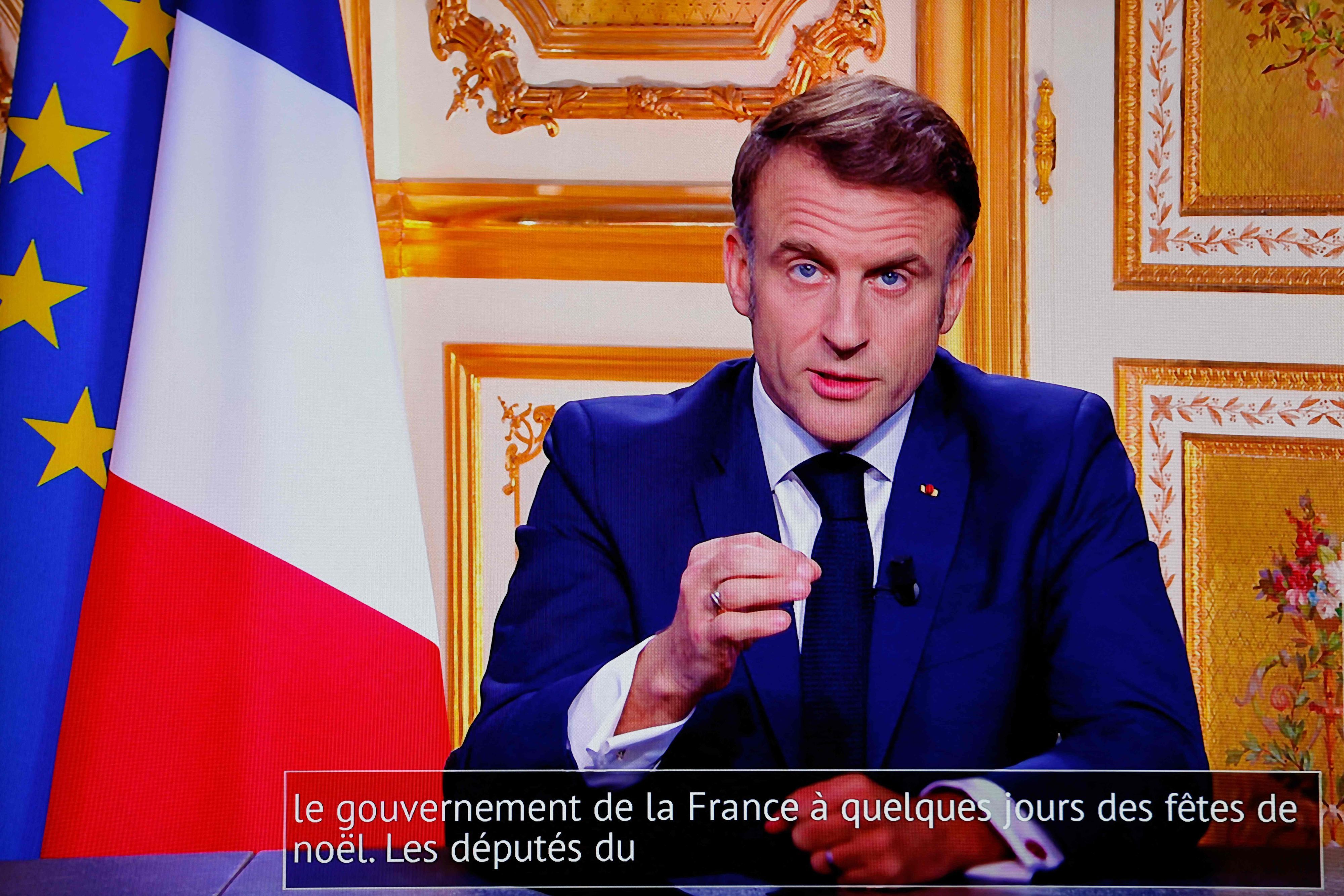 Emmanuel Macron ist auf einem Monitor in einem Kontrollraum im AFP-Hauptquartier zu sehen, als er sich während einer Fernsehübertragung aus dem Elysee-Palast an die Nation wendet.