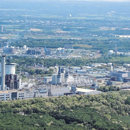 Das Foto zeigt eine Luftaufnahme des Goldenbergkraftwerks auf dem Knapsacker Hügel.
