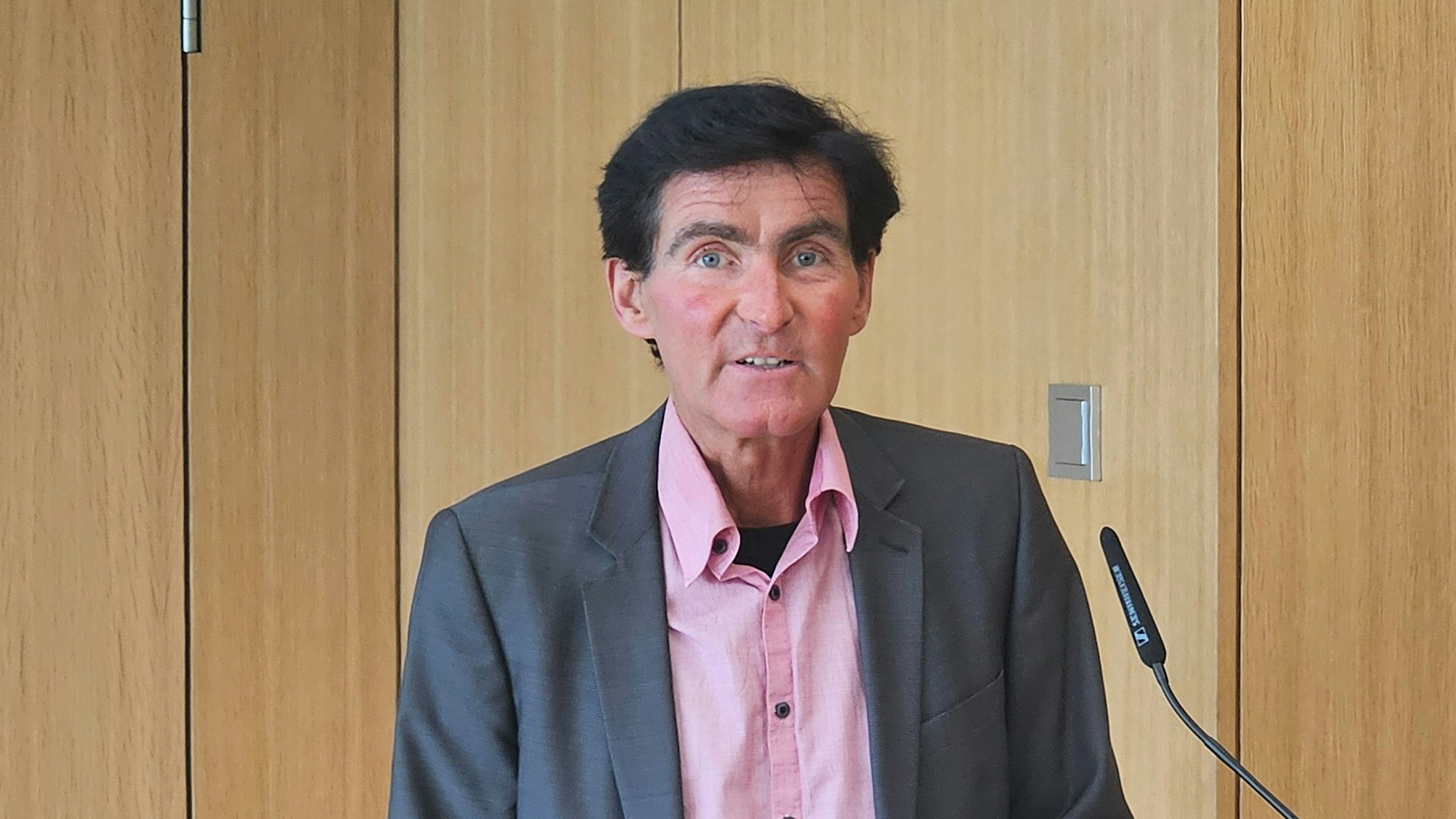 Das Foto zeigt Thomas Kreyes an einem Rednerpult.