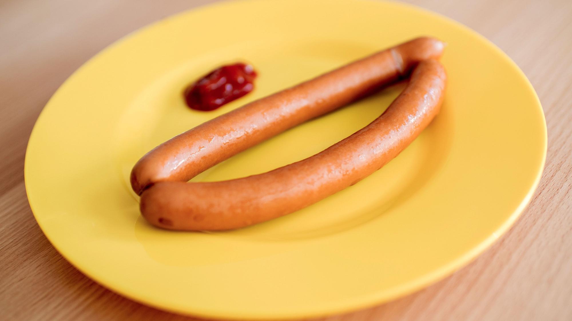 Edeka hat in mehreren Bundesländern Wiener Würstchen der Eigenmarke Gut&Günstig zurückgerufen.