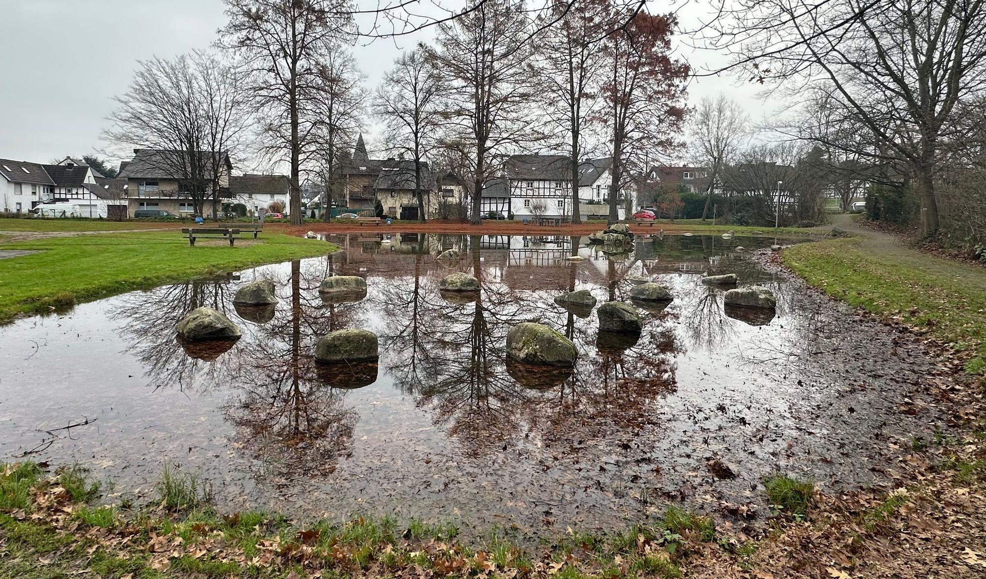 Der Birlinghovener Park mit seinem Teich, der nach Regenfällen kurzzeitig immer gut gefüllt ist.