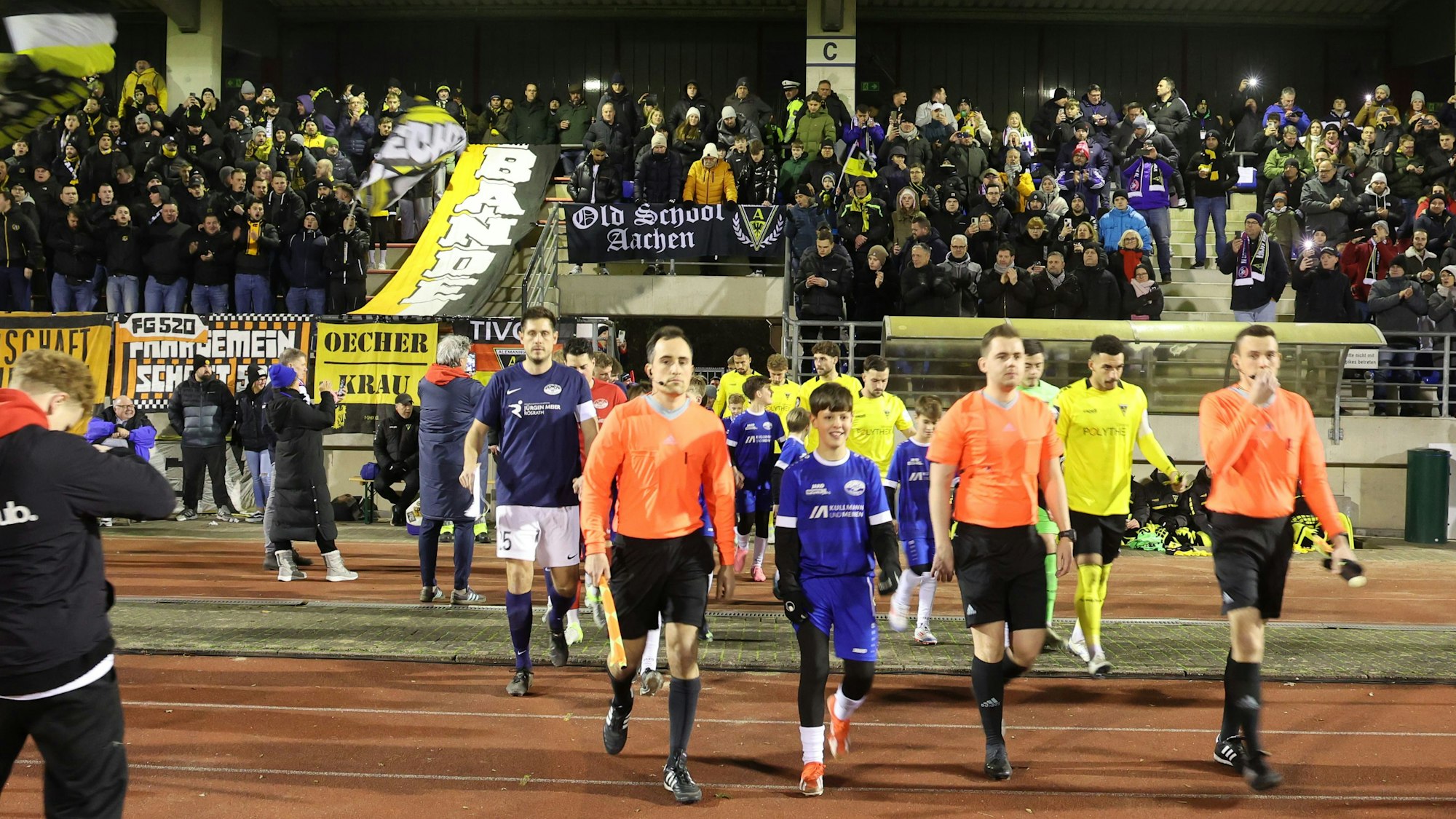 Die Mannschaften laufen ins Stadion ein
