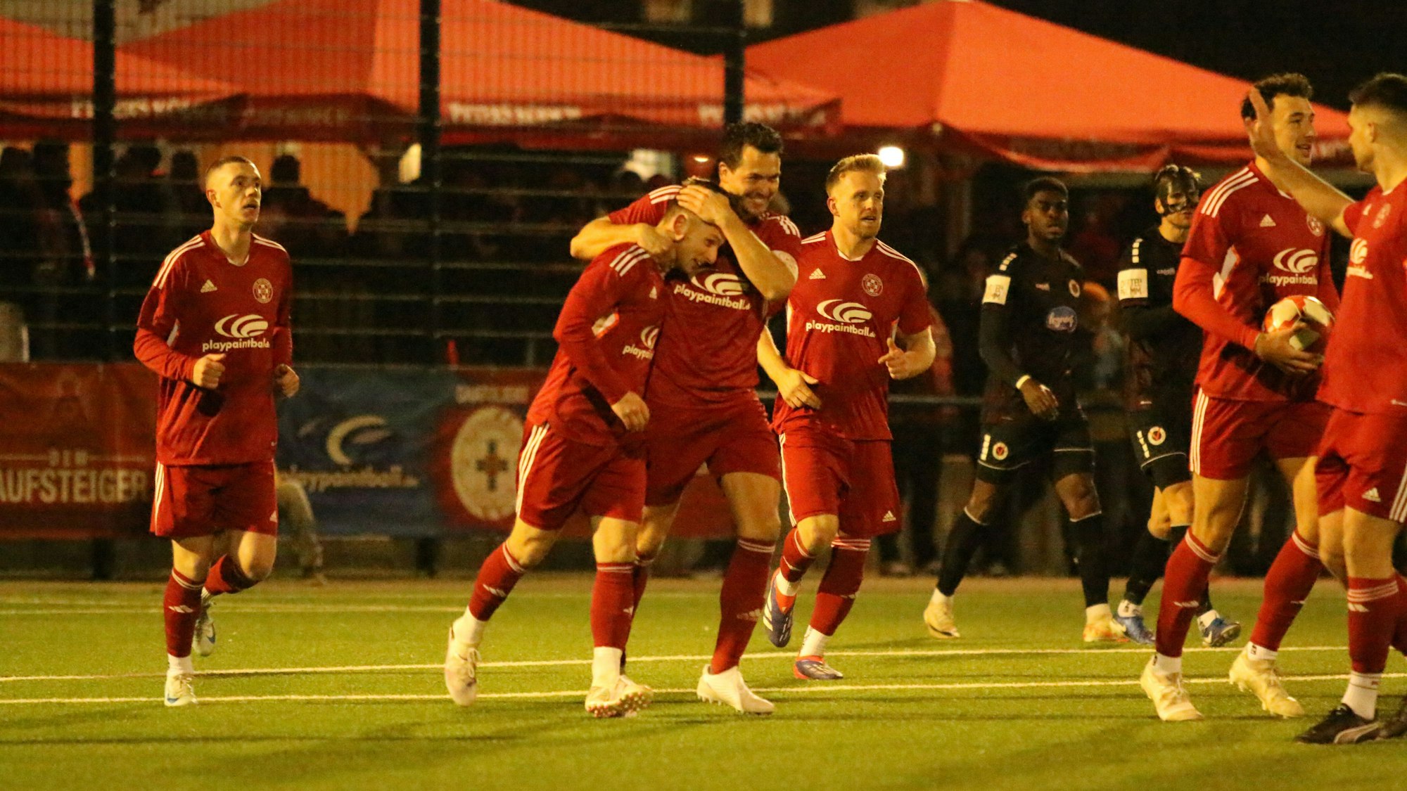 Zülpicher Spieler jubeln. Kapitän Georg Salmon hat den Torschützen im Arm.