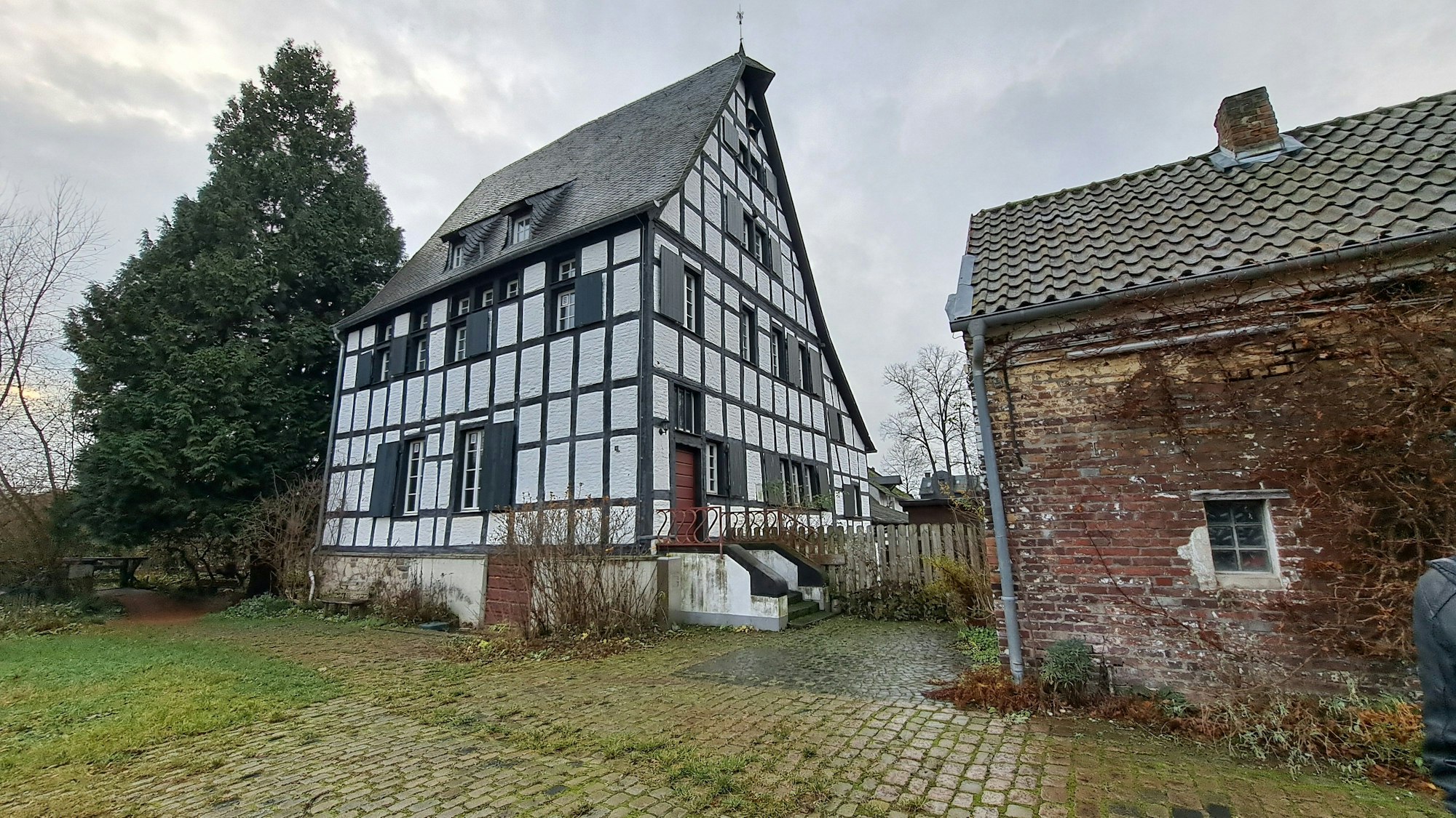 Das Herrenhaus des Thurner Hofs steht trotz Abschluss der Sanierungsarbeiten seit 2017 leer.