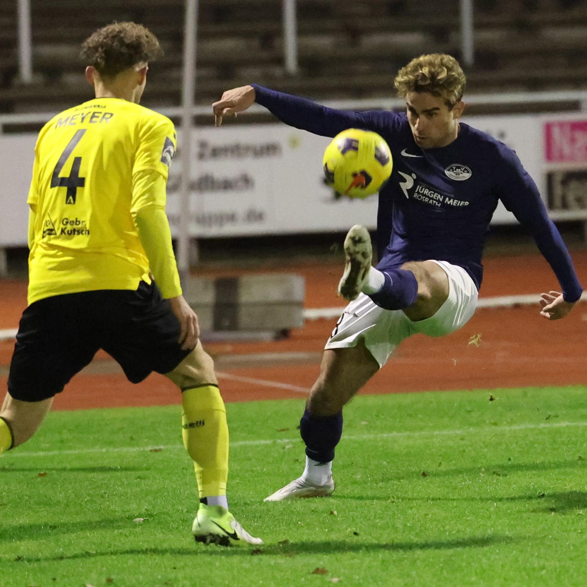 Aytekin Kanli mit dem Ball am Fuß
