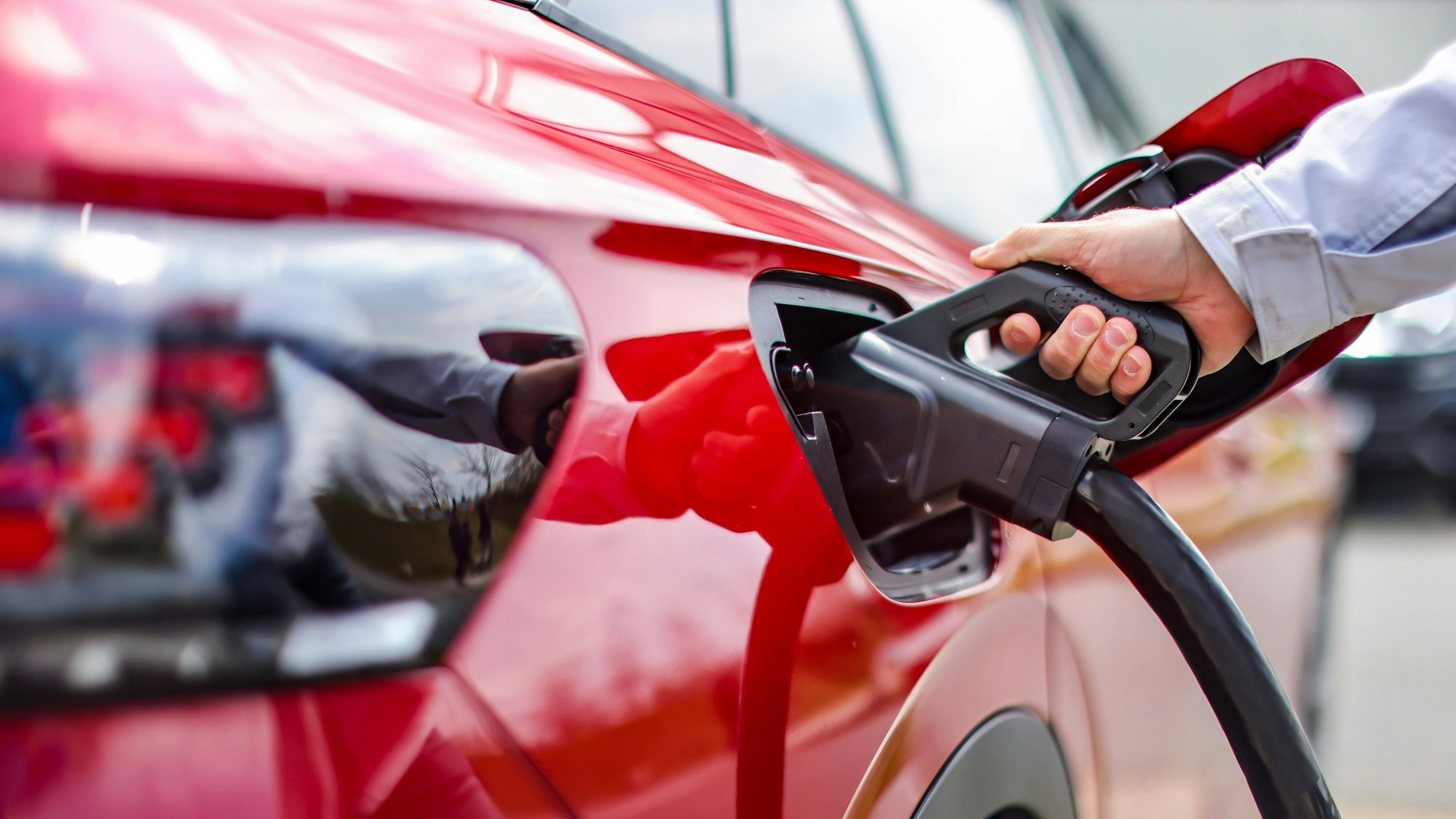 Ein E-Auto wird aufgeladen.