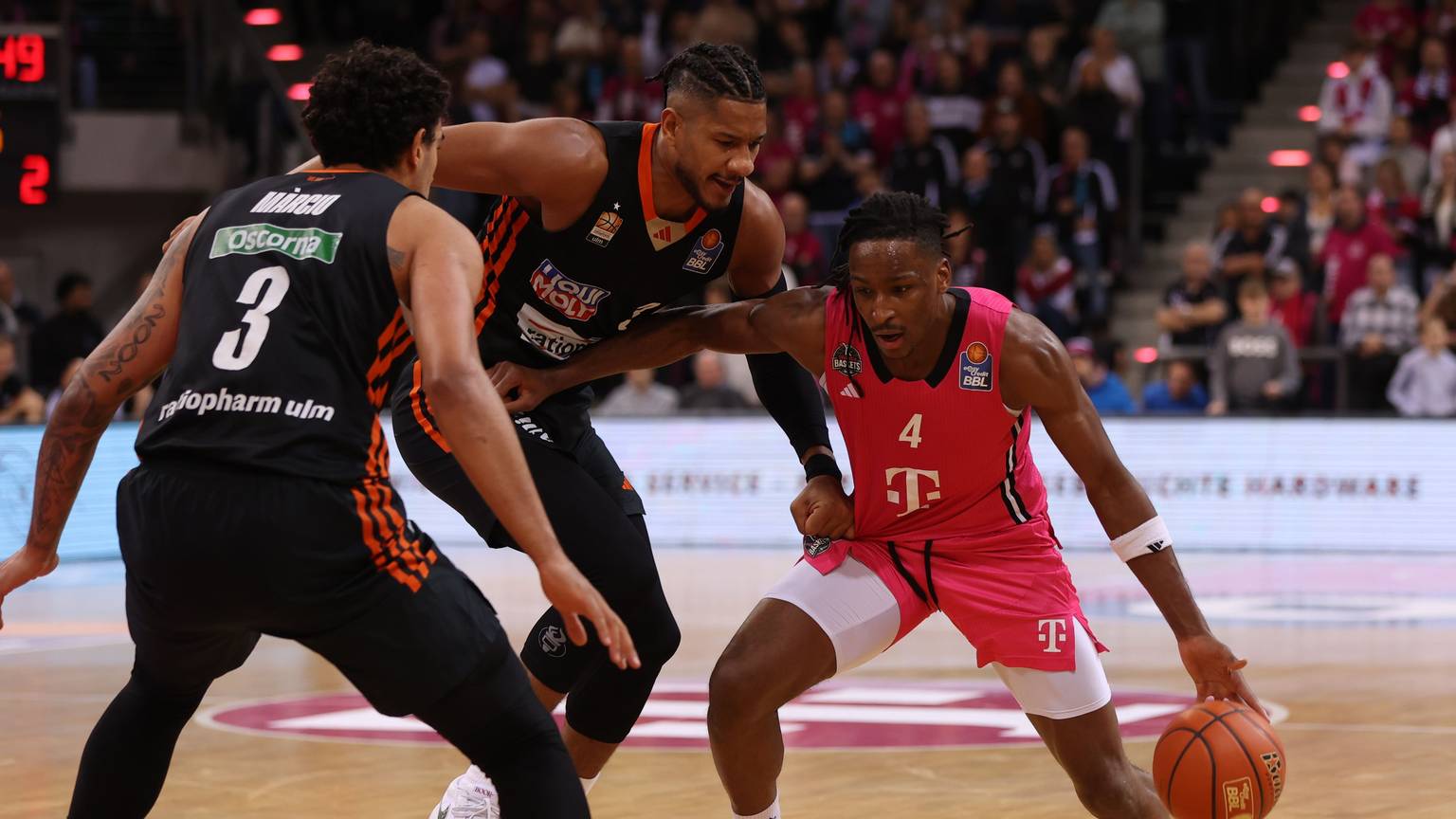 Bonns Phlandrous Fleming Jr. (rechts) sucht das direkte Duell mit Ulms Karim Jallow.
