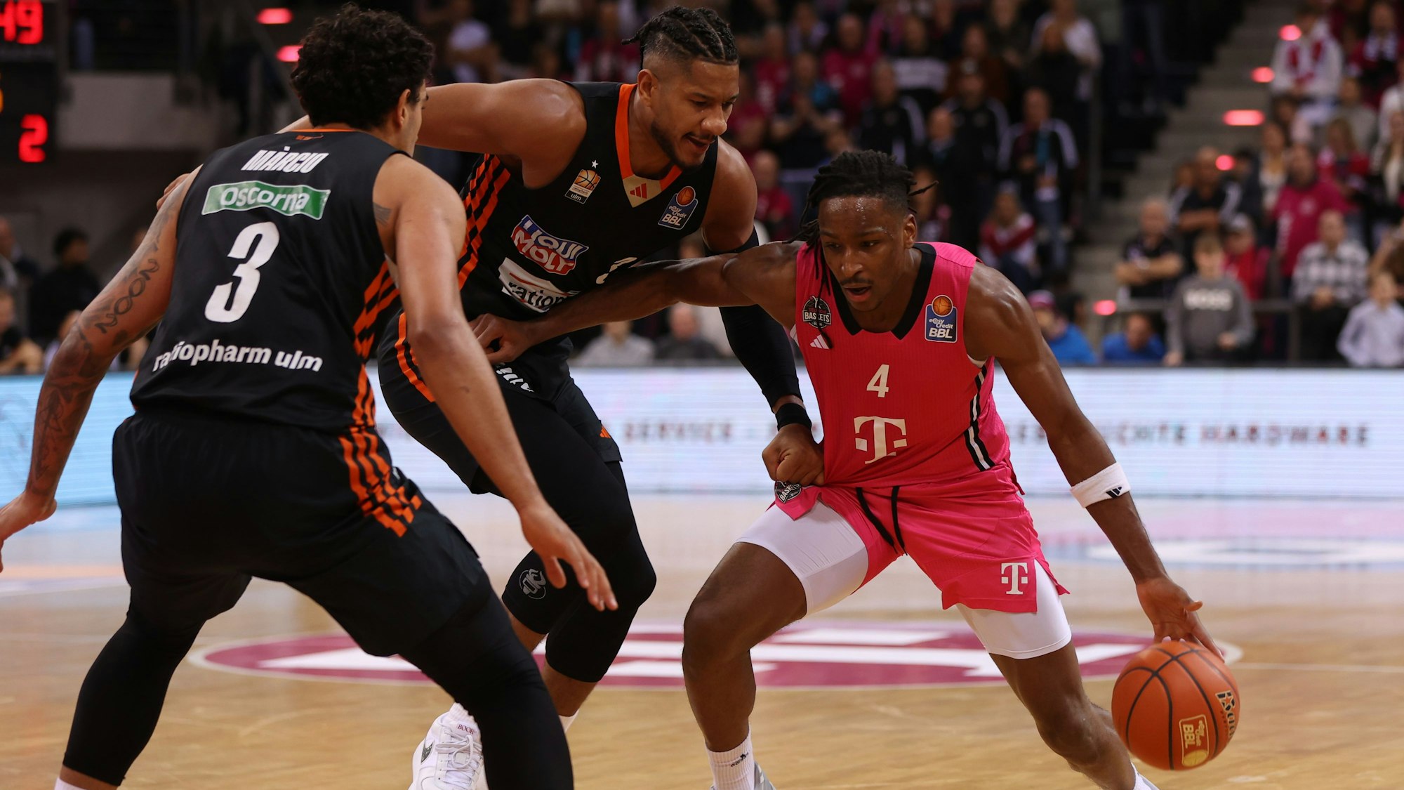 Bonns Phlandrous Fleming Jr. (rechts) sucht das direkte Duell mit Ulms Karim Jallow.