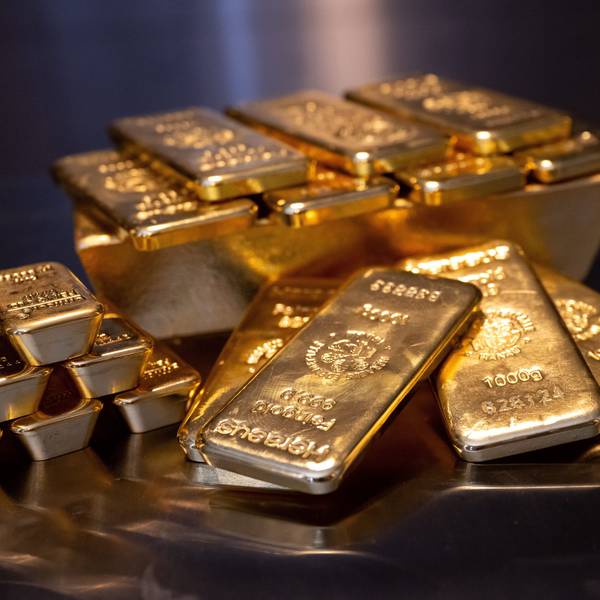 Goldbarren in unterschiedlicher Größe liegen bei einem Edelmetallhändler in einem Tresor auf einem Tisch.