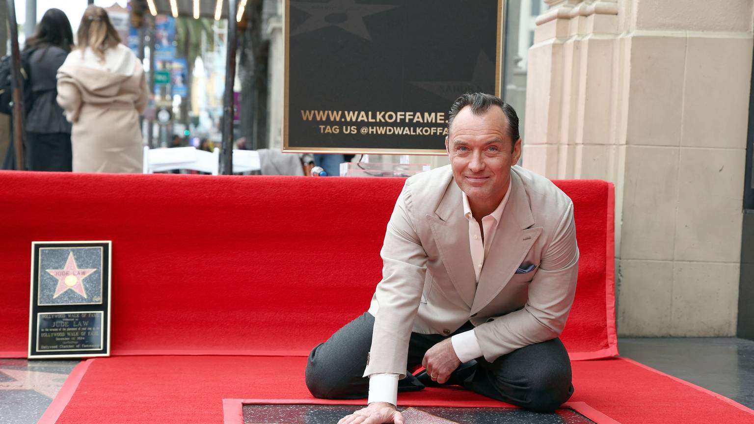 Der britische Star Jude Law (51) ist als letzter Stern-Empfänger in diesem Jahr auf Hollywoods „Walk of Fame“ geehrt worden.