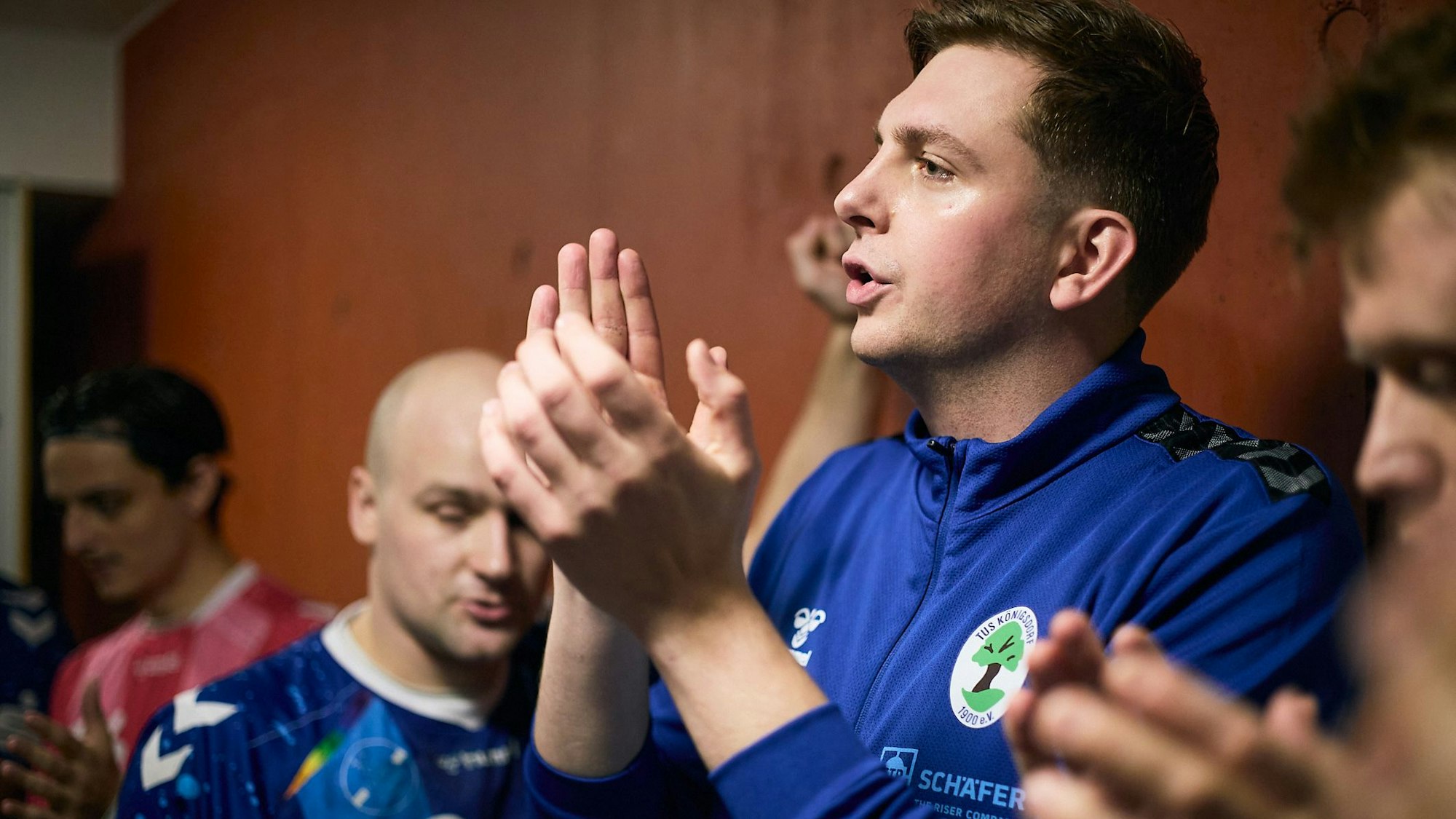 Das Bild zeigt Handballtrainer Ole Romberg am Spielfeldrand.