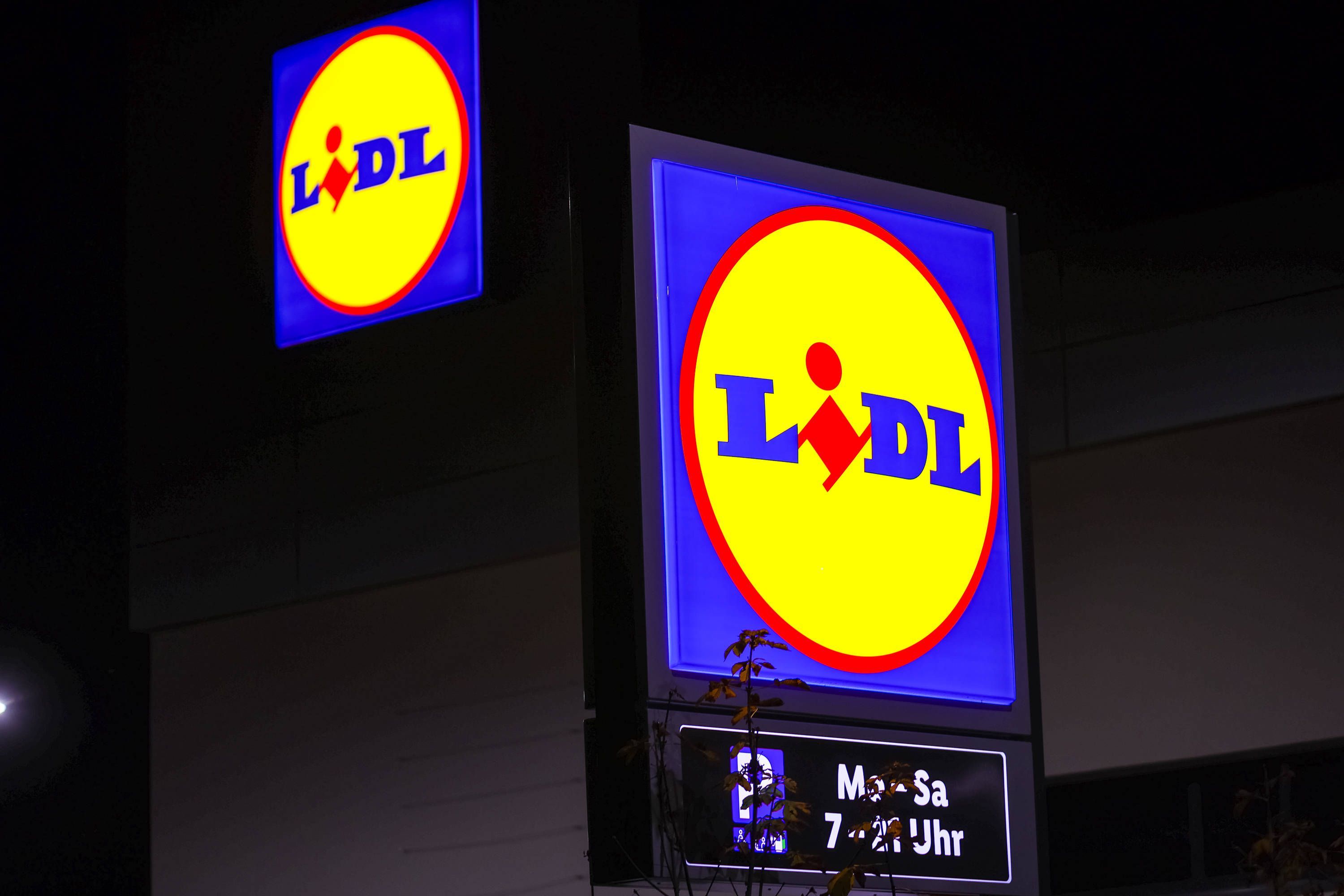 Symbolbild für Lidl, Nachtaufnahme, beleuchtetes Schild