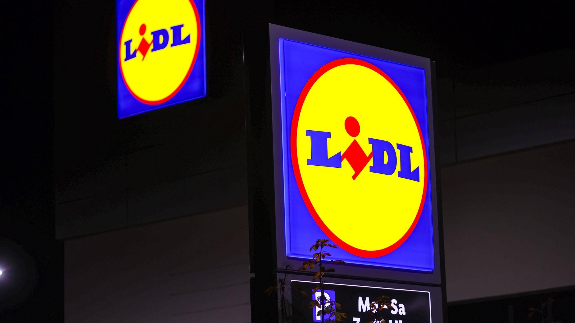 Symbolbild für Lidl, Nachtaufnahme, beleuchtetes Schild