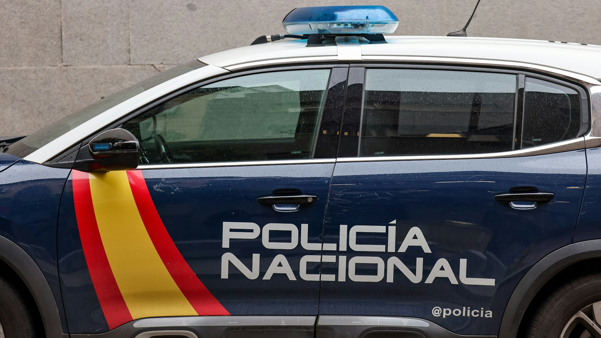 Ein Streifenwagen der Policia Nacional steht in einer Straße in Madrid. In Spanien ist es nach einer Zwangsheirat zu Festnahmen gekommen. (Symbolbild)