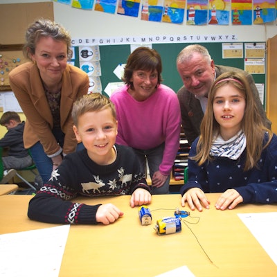 Experimente im naturwissenschaftlichen Bereich sollen den Forschergeist der Schülerinnen und Schüler in Wipperfürth wecken. Davon überzeugten sich nun (von links) Ursula Knabke, Nicole Clemens (beide SN Maschinenbau) und Michael Sallmann (IHK).